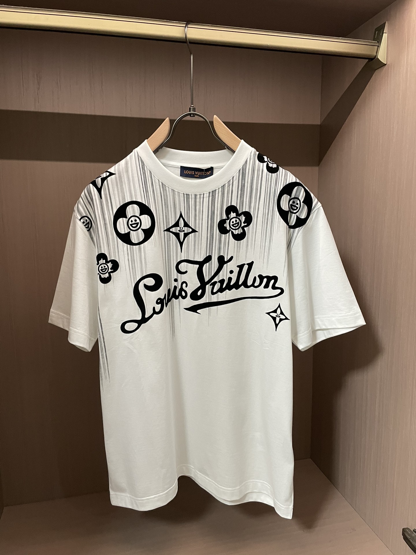 Lv 2026春夏新款首发专柜最新款短袖圆领T恤 高端订制 设计前卫时尚！品牌logo重工艺设计 高端定