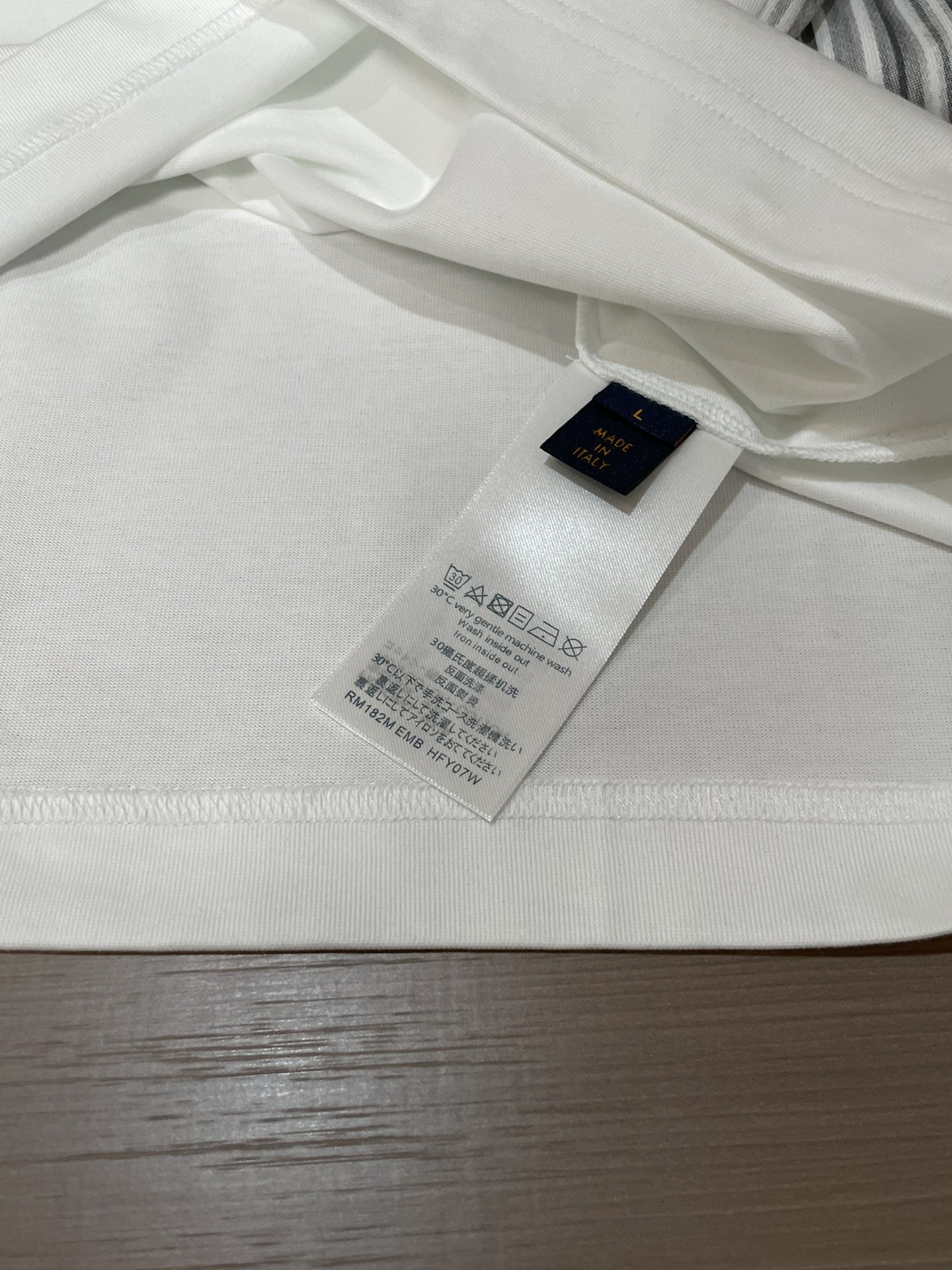 Lv 2026春夏新款首发专柜最新款短袖圆领T恤 高端订制 设计前卫时尚！品牌logo重工艺设计 高端定