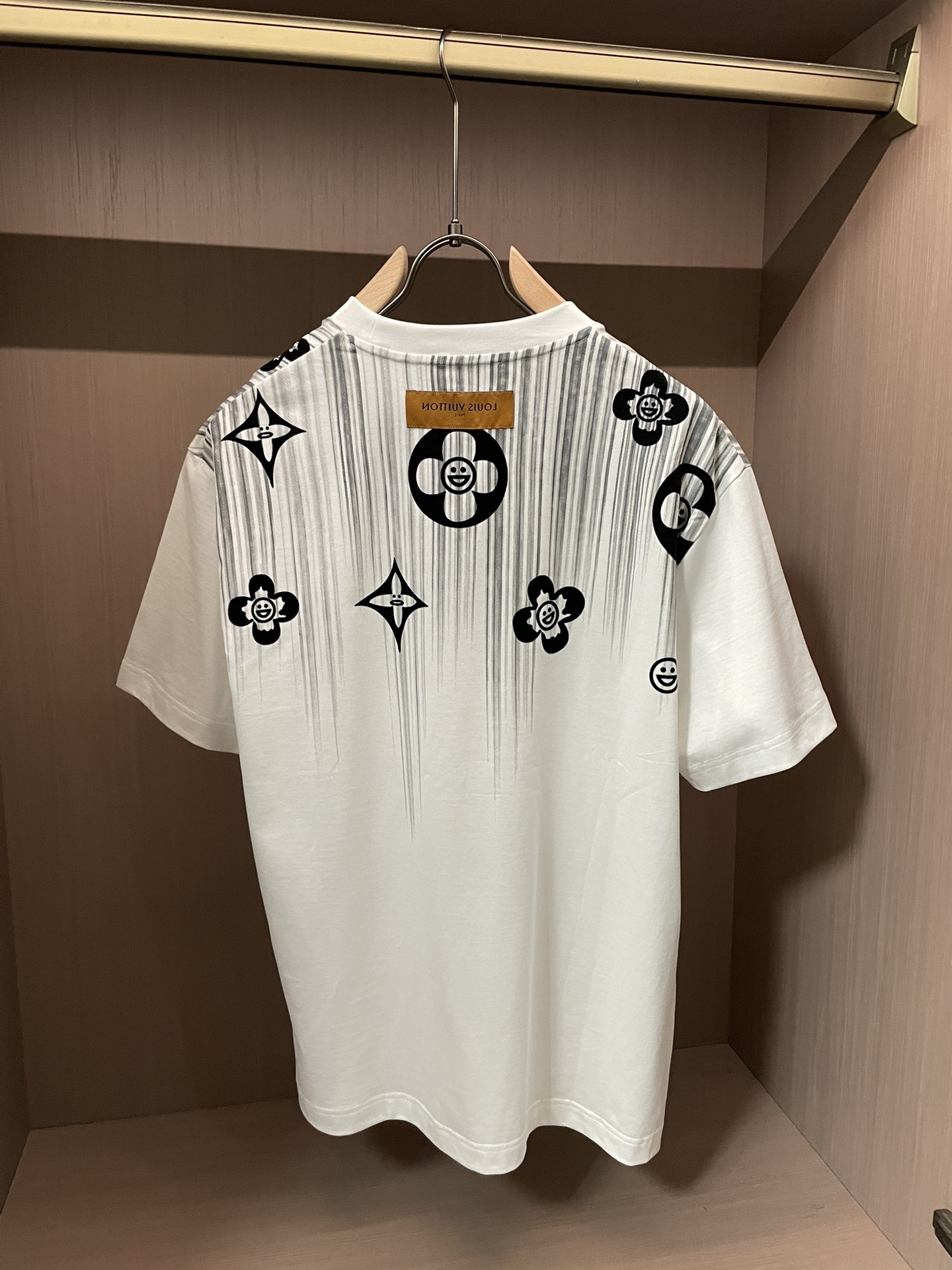 Lv 2026春夏新款首发专柜最新款短袖圆领T恤 高端订制 设计前卫时尚！品牌logo重工艺设计 高端定