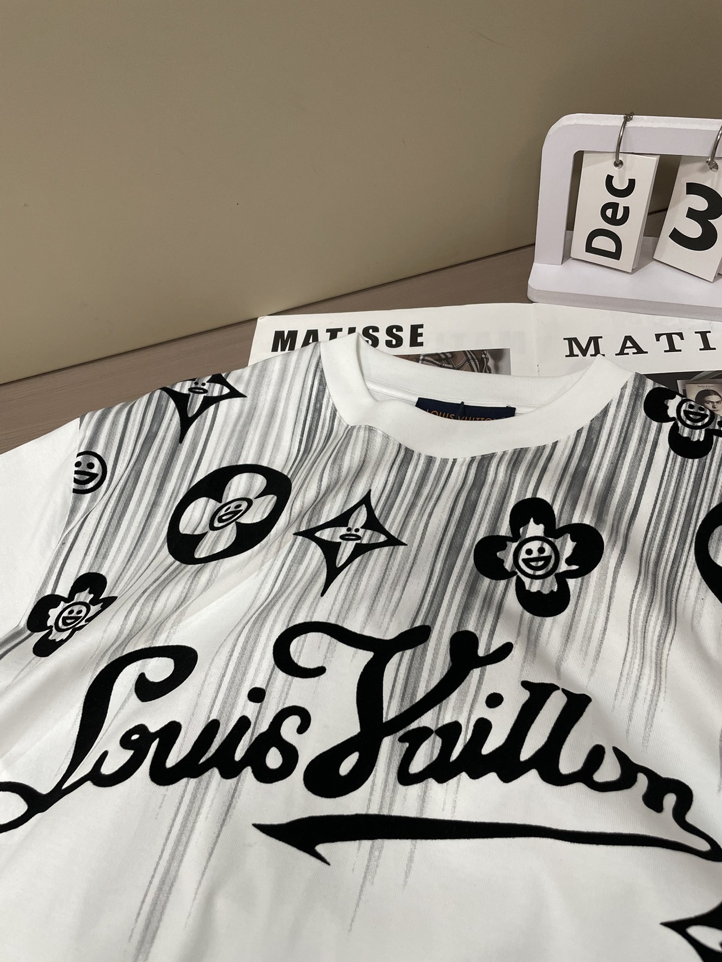 Lv 2026春夏新款首发专柜最新款短袖圆领T恤 高端订制 设计前卫时尚！品牌logo重工艺设计 高端定