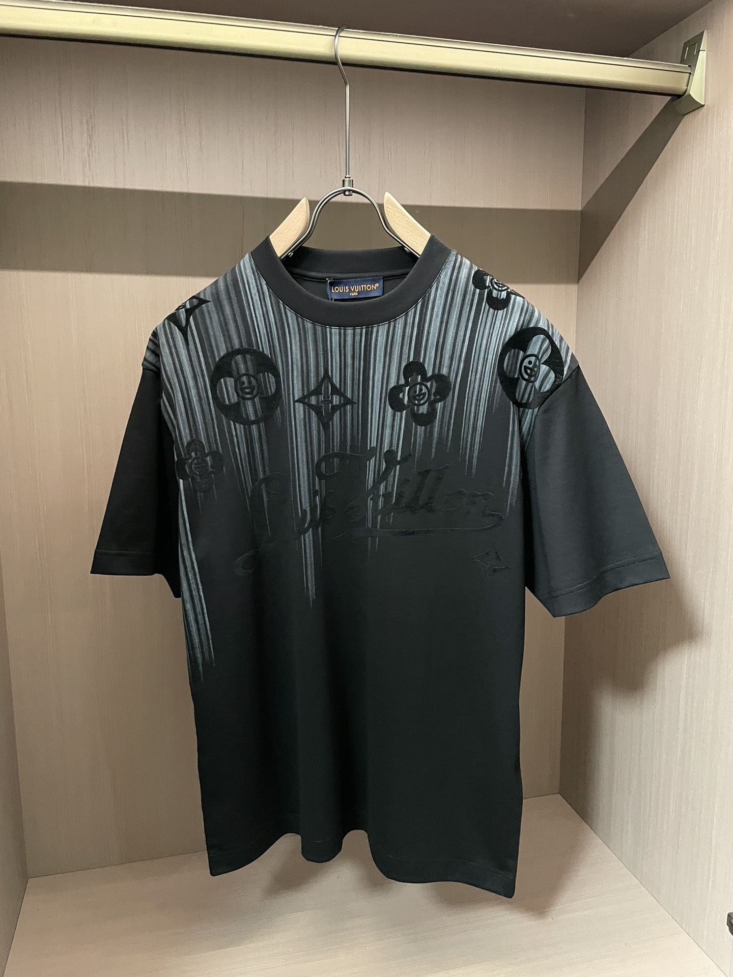 Lv 2026春夏新款首发专柜最新款短袖圆领T恤 高端订制 设计前卫时尚！品牌logo重工艺设计 高端定