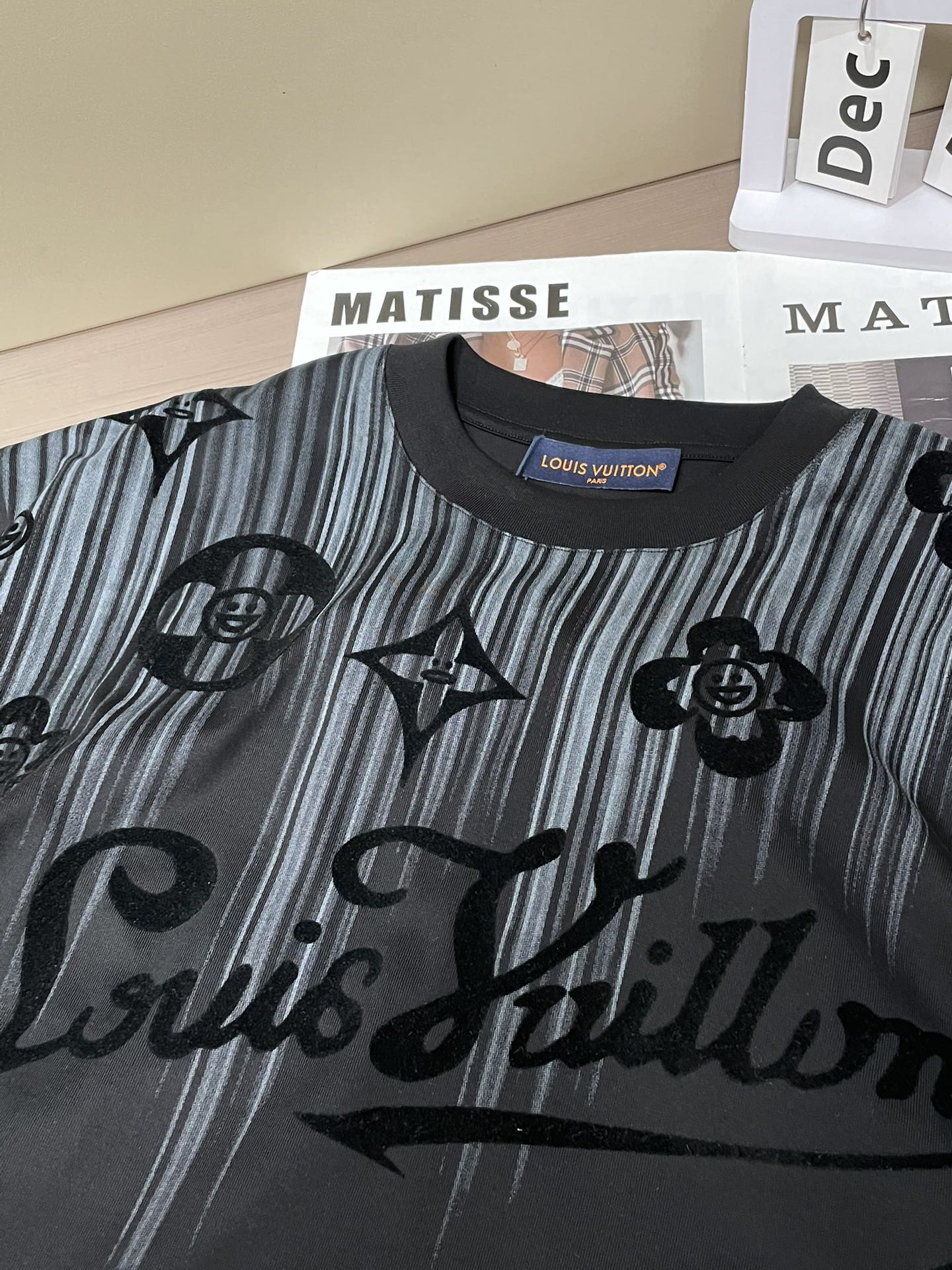 Lv 2026春夏新款首发专柜最新款短袖圆领T恤 高端订制 设计前卫时尚！品牌logo重工艺设计 高端定