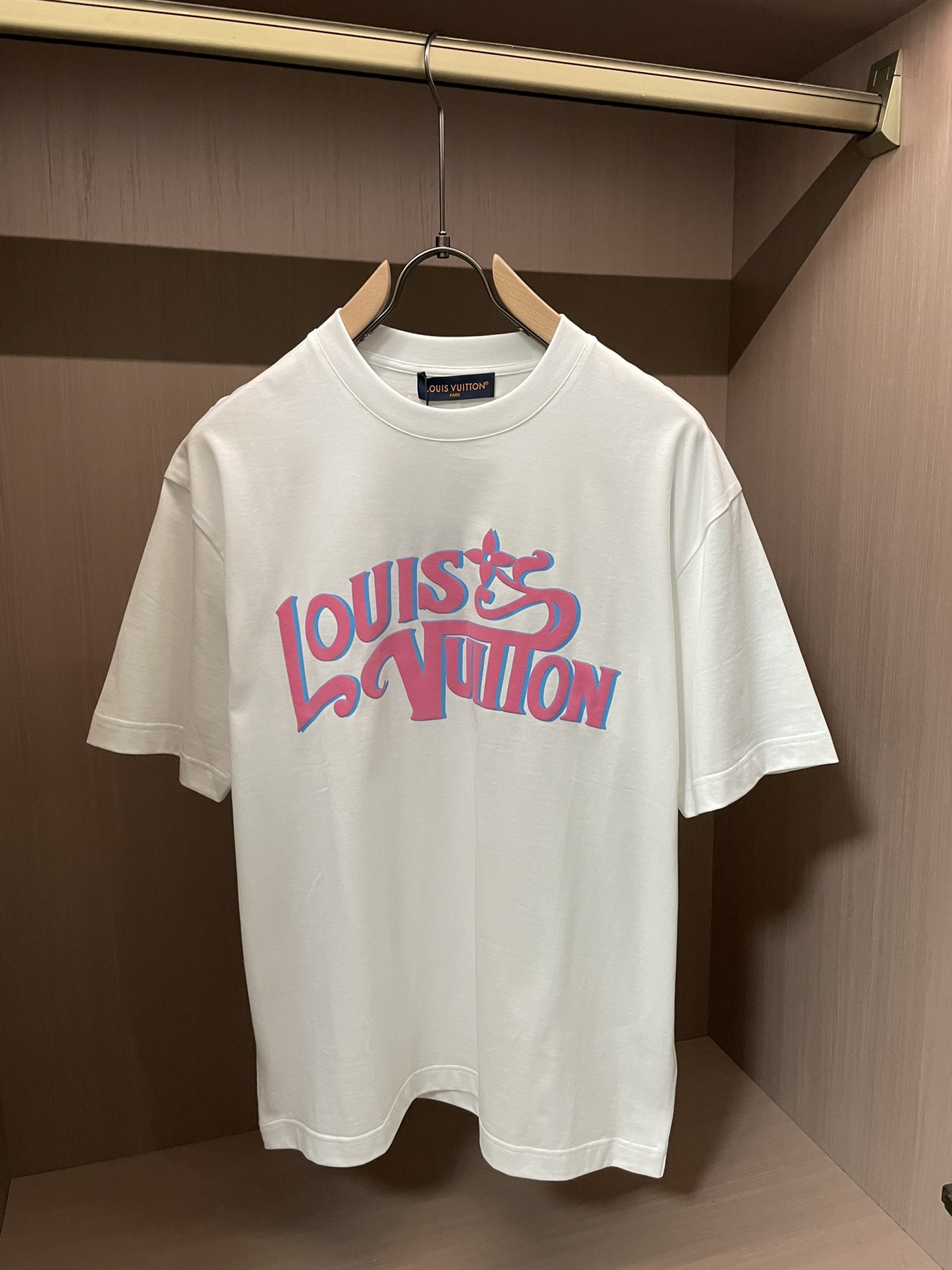 Lv 2026春夏新款首发专柜最新款短袖圆领T恤 高端订制 设计前卫时尚！品牌logo重工艺设计 高端定