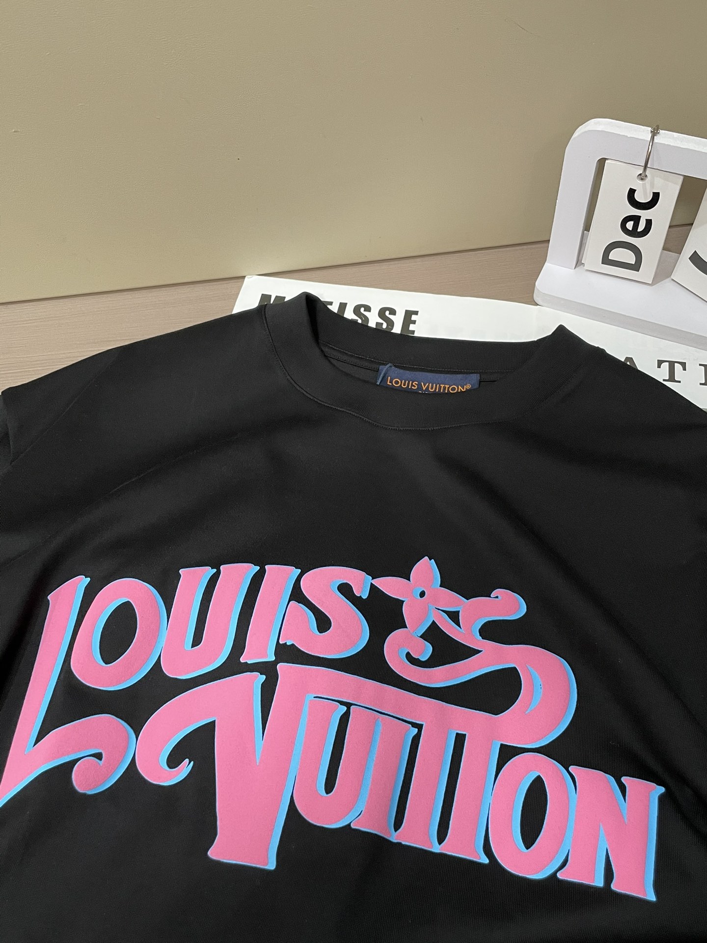 Lv 2026春夏新款首发专柜最新款短袖圆领T恤 高端订制 设计前卫时尚！品牌logo重工艺设计 高端定