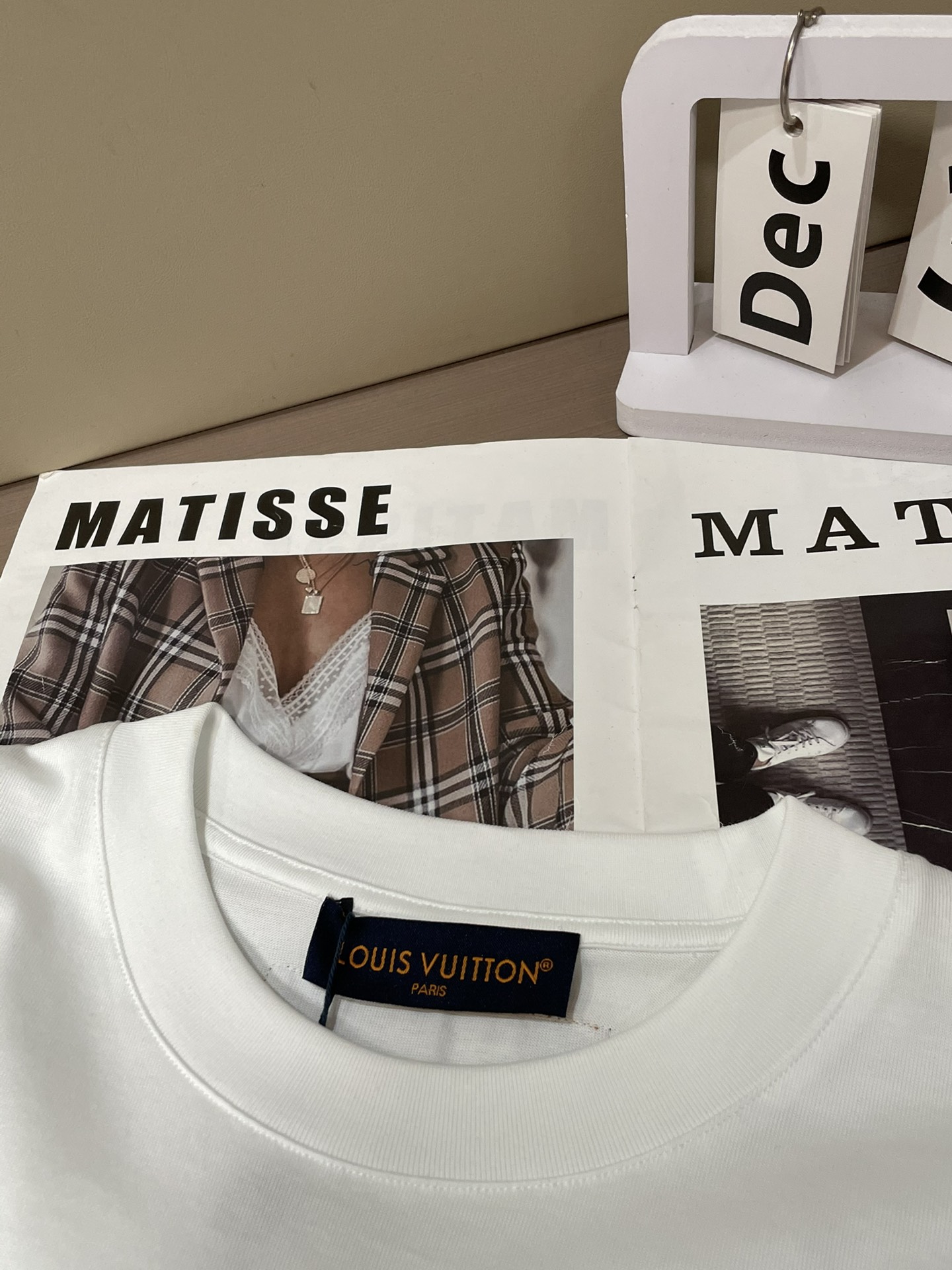 Lv 2026春夏新款首发专柜最新款短袖圆领T恤 高端订制 设计前卫时尚！品牌logo重工艺设计 高端定