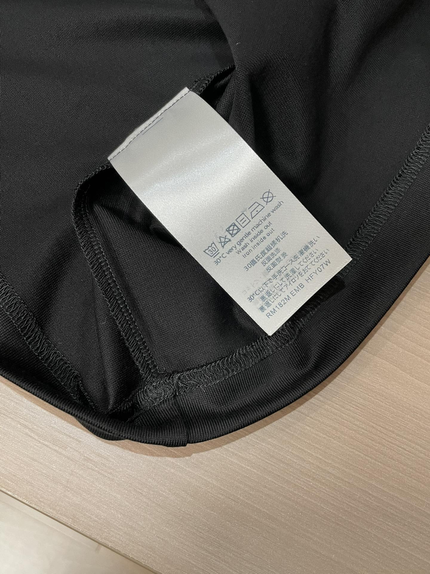 Lv 2026春夏新款首发专柜最新款短袖圆领T恤 高端订制 设计前卫时尚！品牌logo重工艺设计 高端定