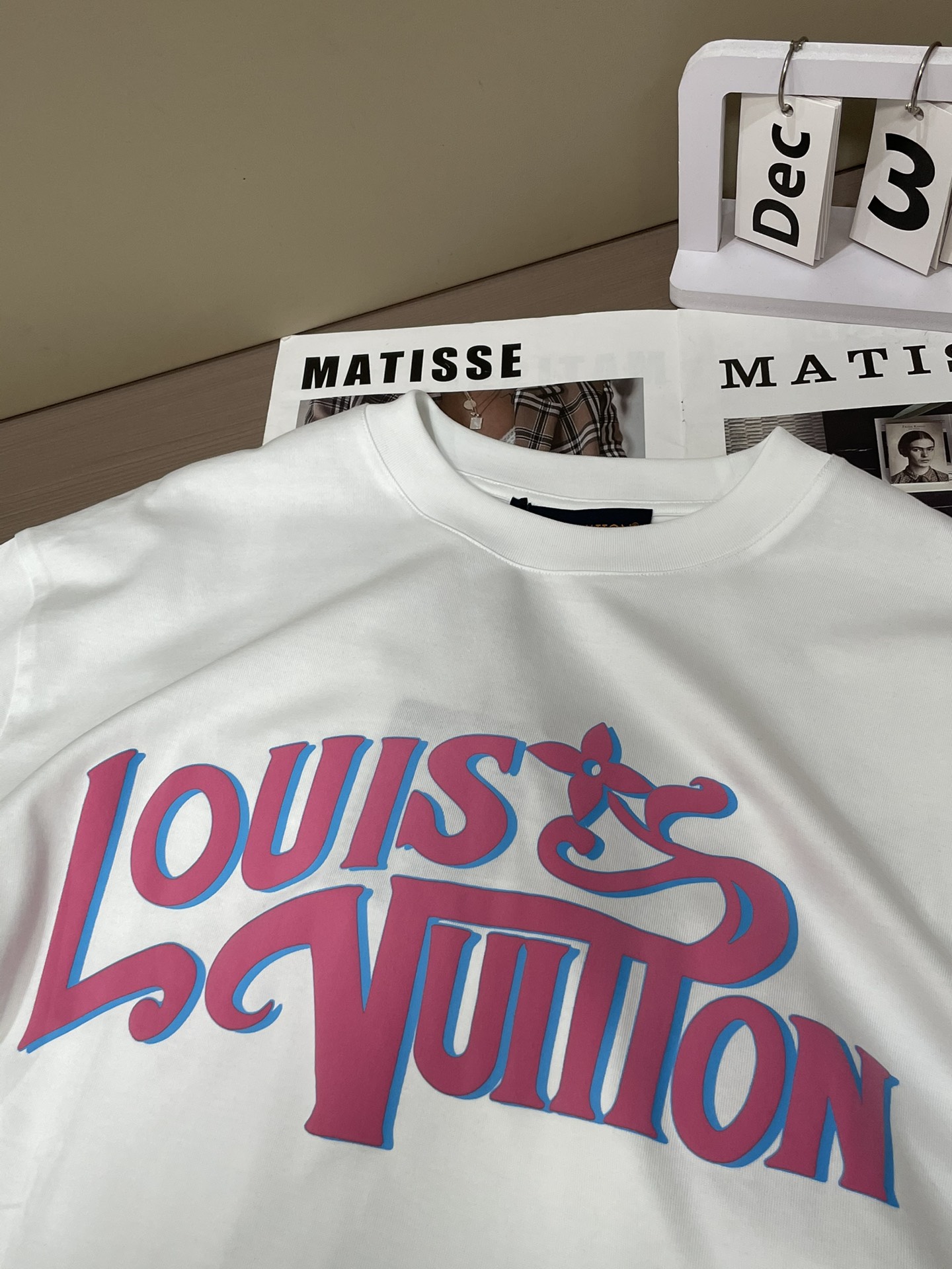 Lv 2026春夏新款首发专柜最新款短袖圆领T恤 高端订制 设计前卫时尚！品牌logo重工艺设计 高端定