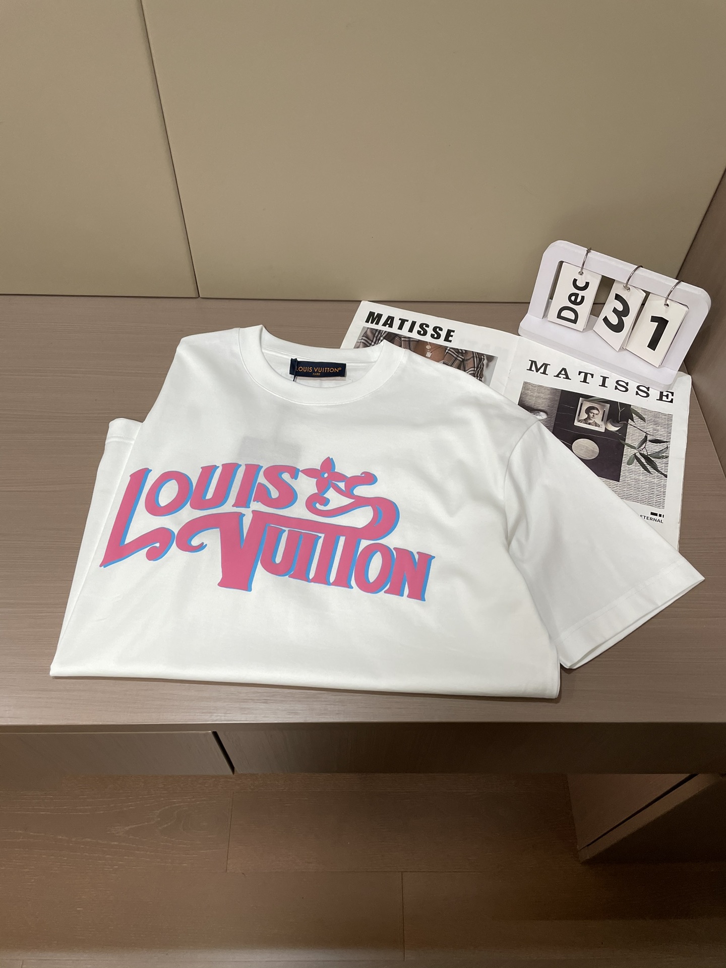 Lv 2026春夏新款首发专柜最新款短袖圆领T恤 高端订制 设计前卫时尚！品牌logo重工艺设计 高端定