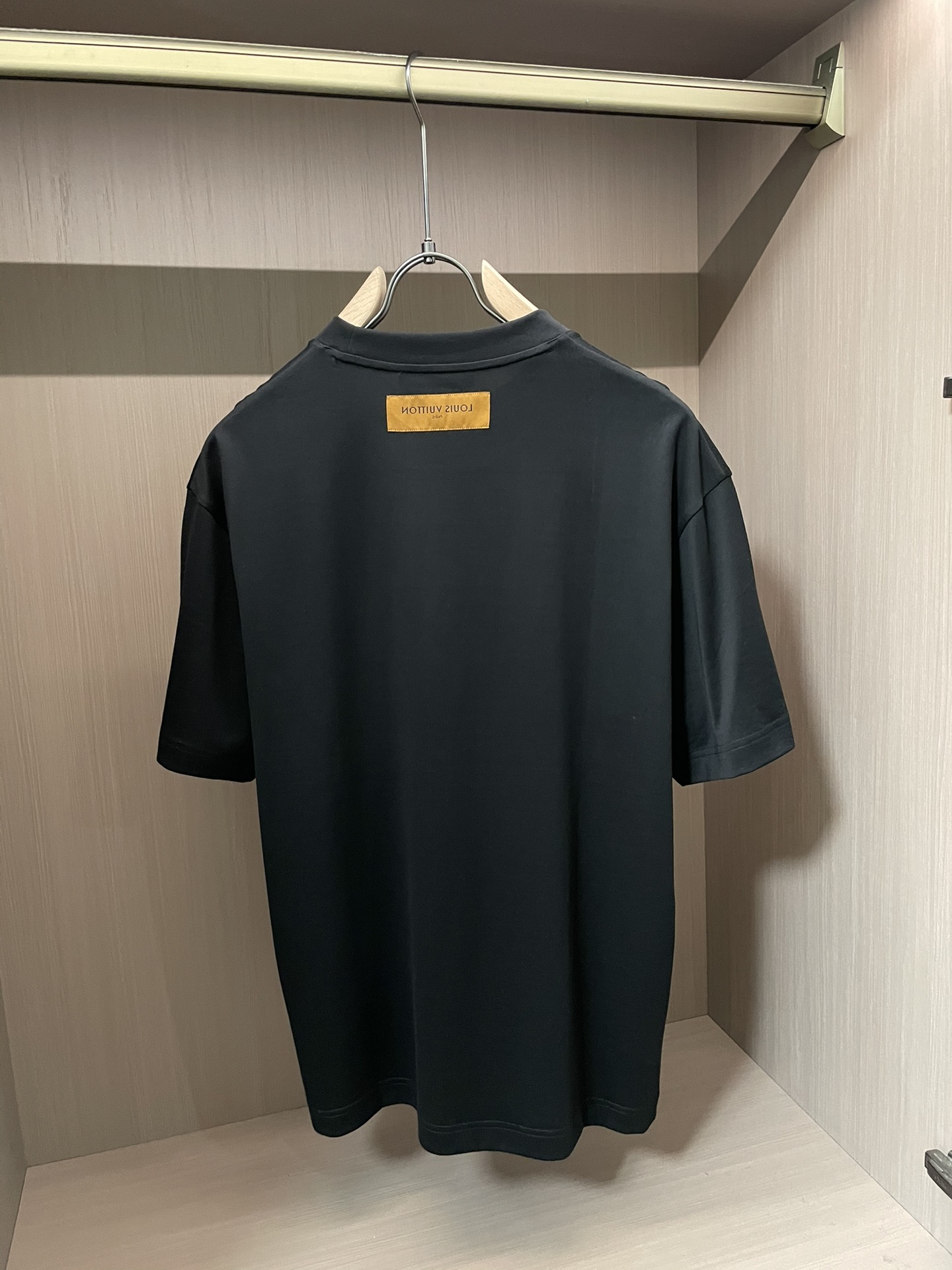 Lv 2026春夏新款首发专柜最新款短袖圆领T恤 高端订制 设计前卫时尚！品牌logo重工艺设计 高端定