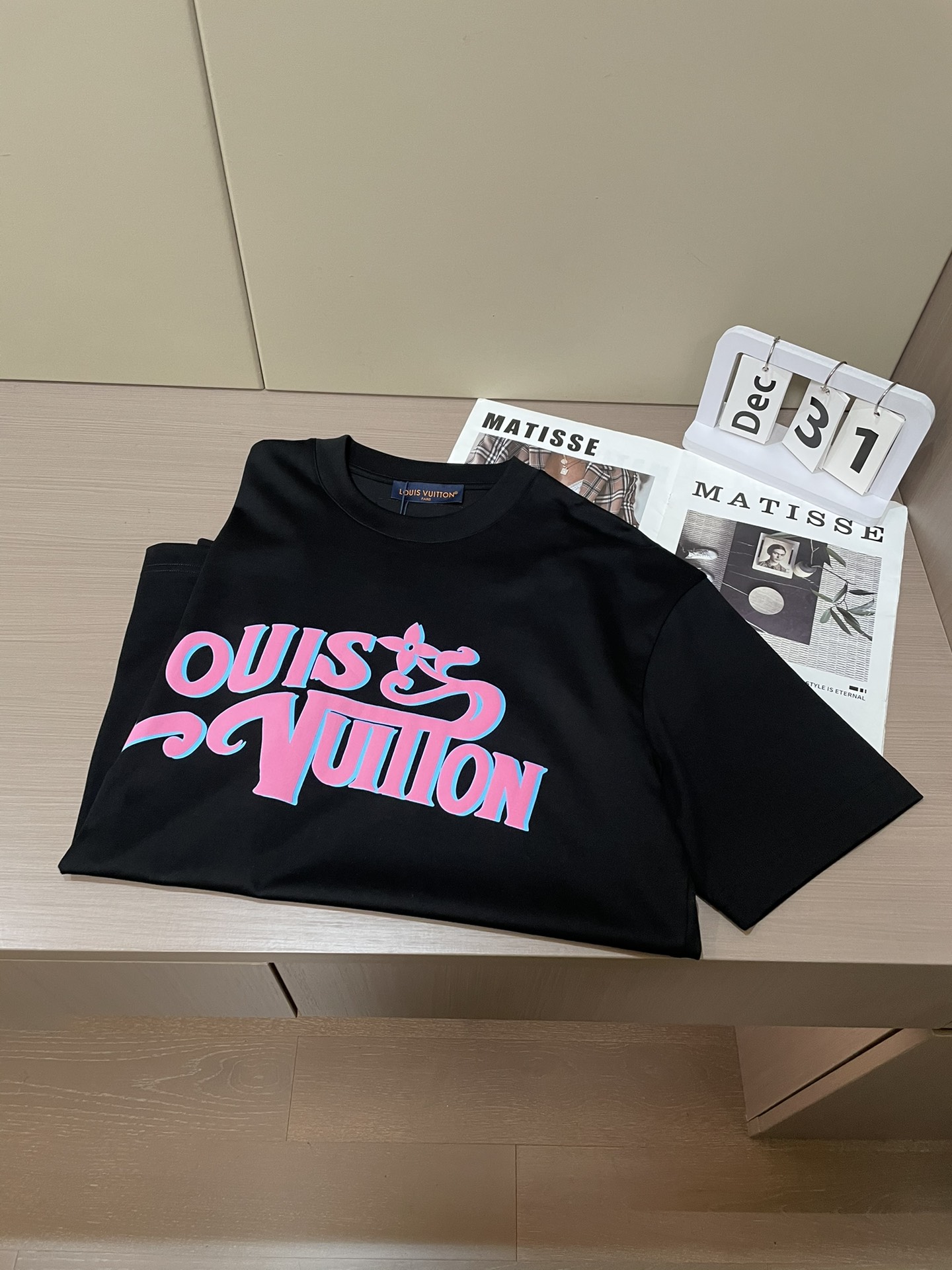 Lv 2026春夏新款首发专柜最新款短袖圆领T恤 高端订制 设计前卫时尚！品牌logo重工艺设计 高端定