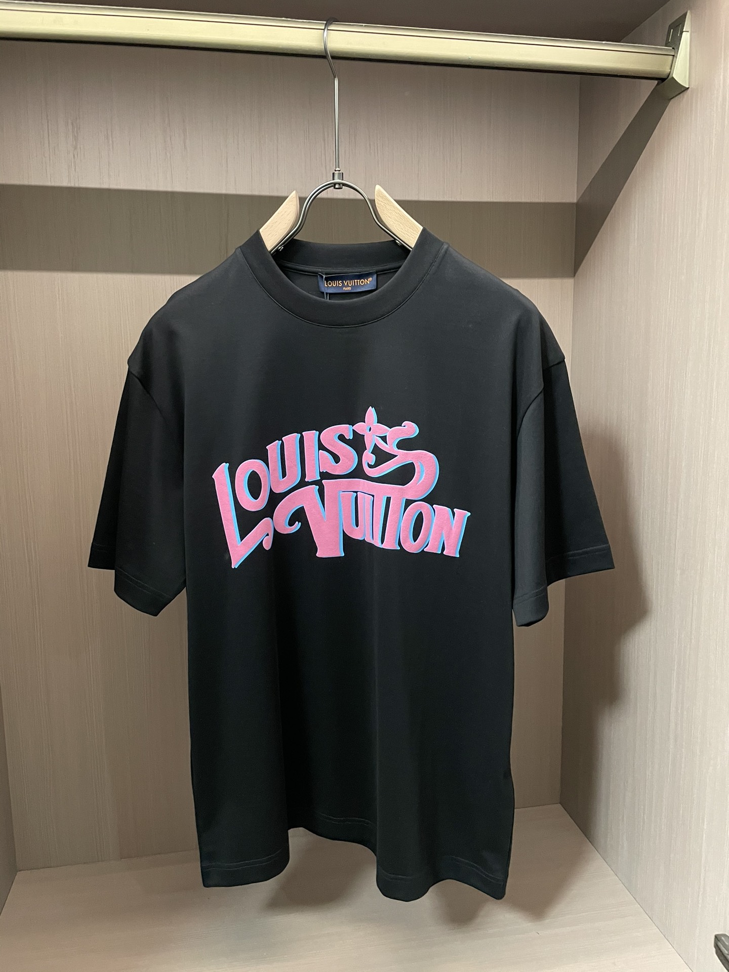 Lv 2026春夏新款首发专柜最新款短袖圆领T恤 高端订制 设计前卫时尚！品牌logo重工艺设计 高端定