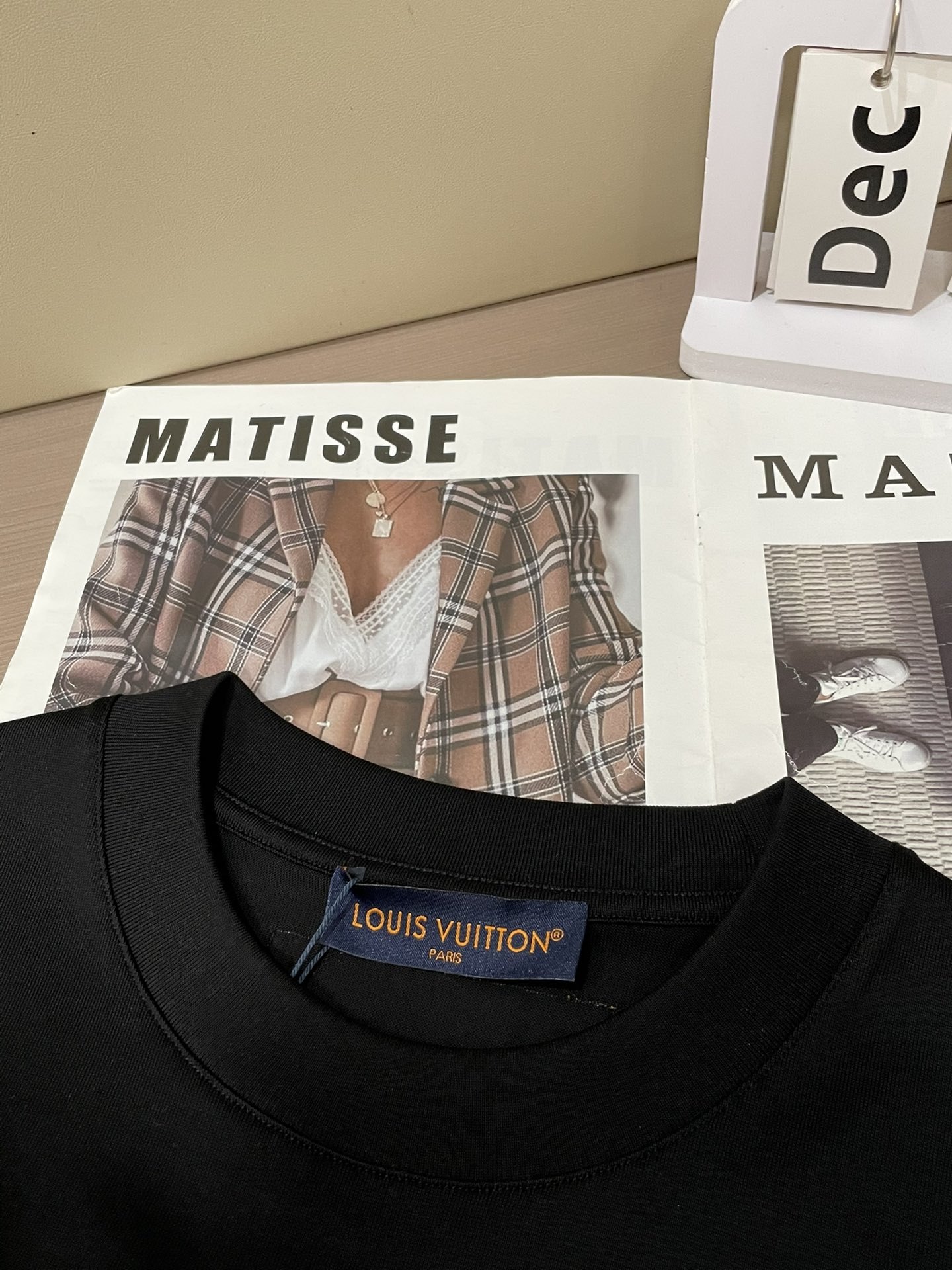 Lv 2026春夏新款首发专柜最新款短袖圆领T恤 高端订制 设计前卫时尚！品牌logo重工艺设计 高端定