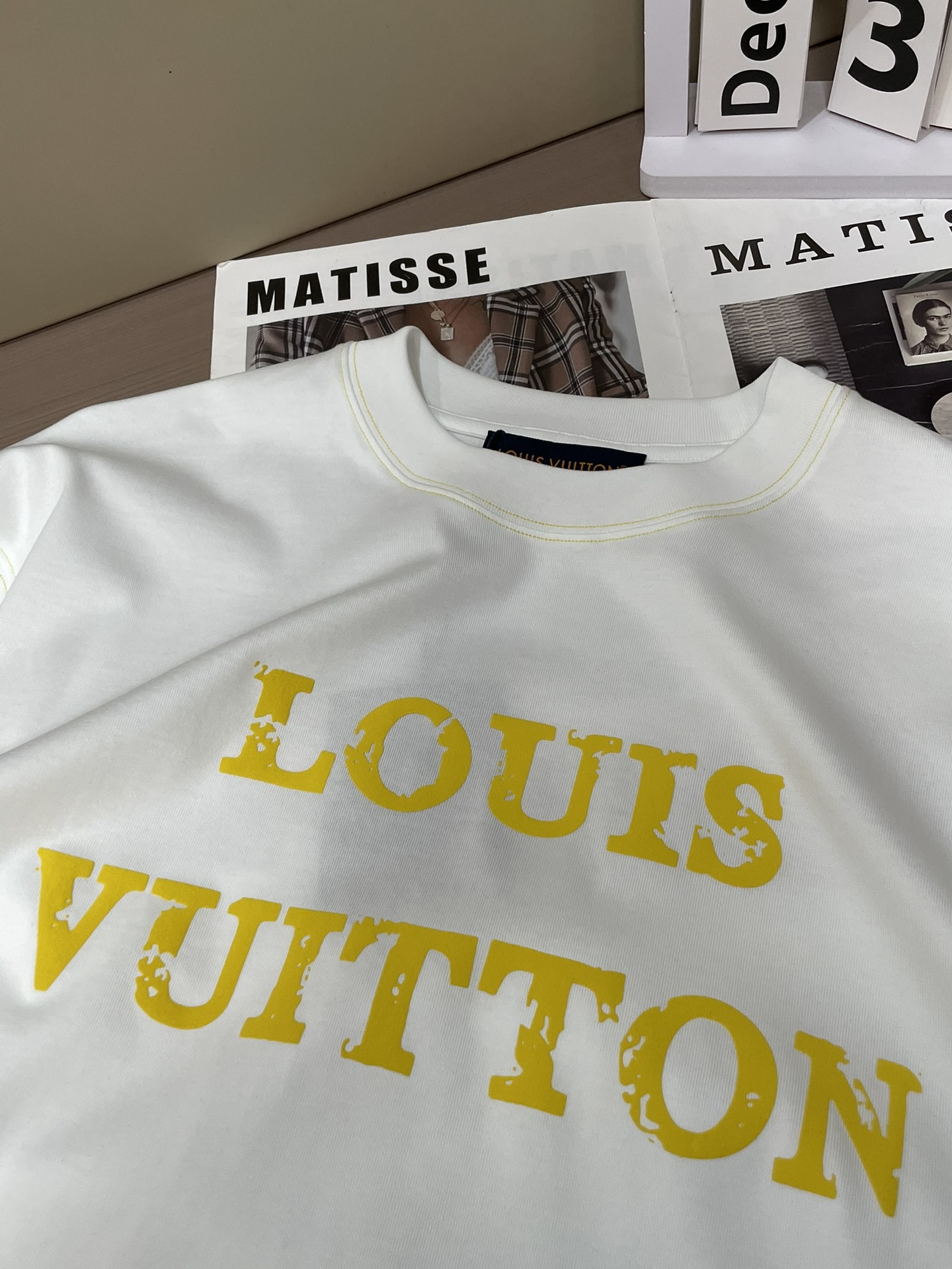 Lv 2026春夏新款首发专柜最新款短袖圆领T恤 高端订制 设计前卫时尚！品牌logo重工艺设计 高端定
