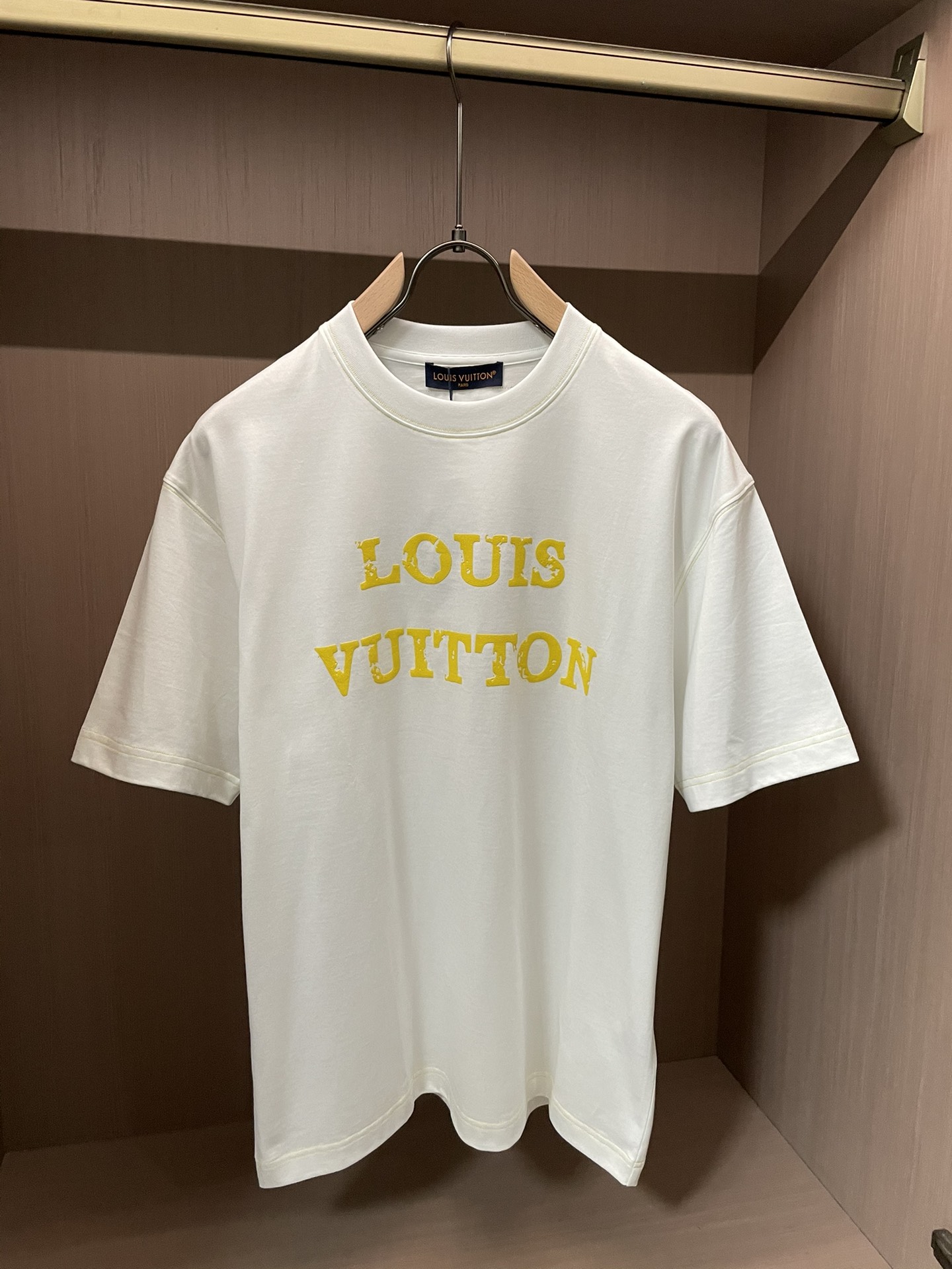 Lv 2026春夏新款首发专柜最新款短袖圆领T恤 高端订制 设计前卫时尚！品牌logo重工艺设计 高端定