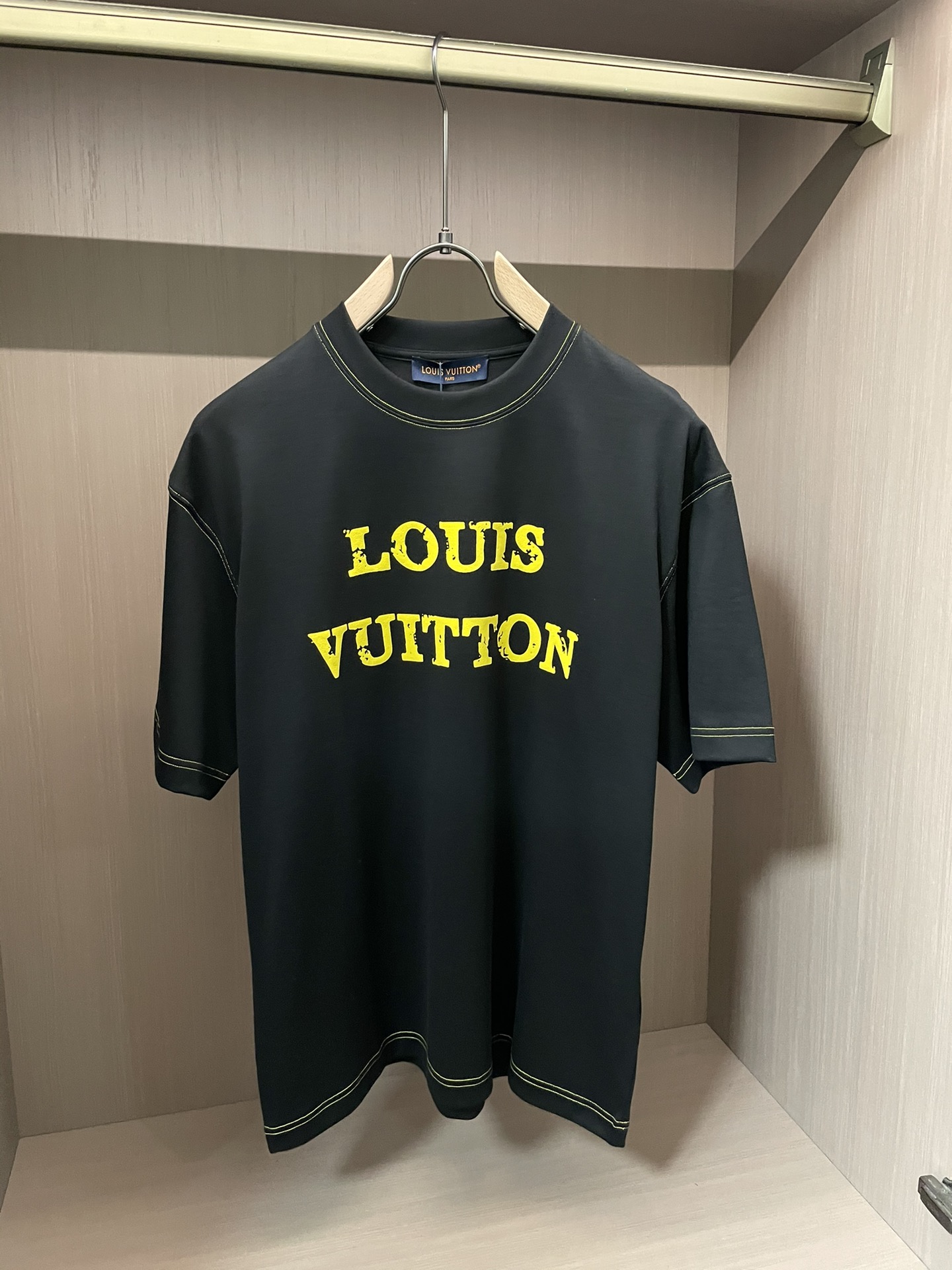 Lv 2026春夏新款首发专柜最新款短袖圆领T恤 高端订制 设计前卫时尚！品牌logo重工艺设计 高端定