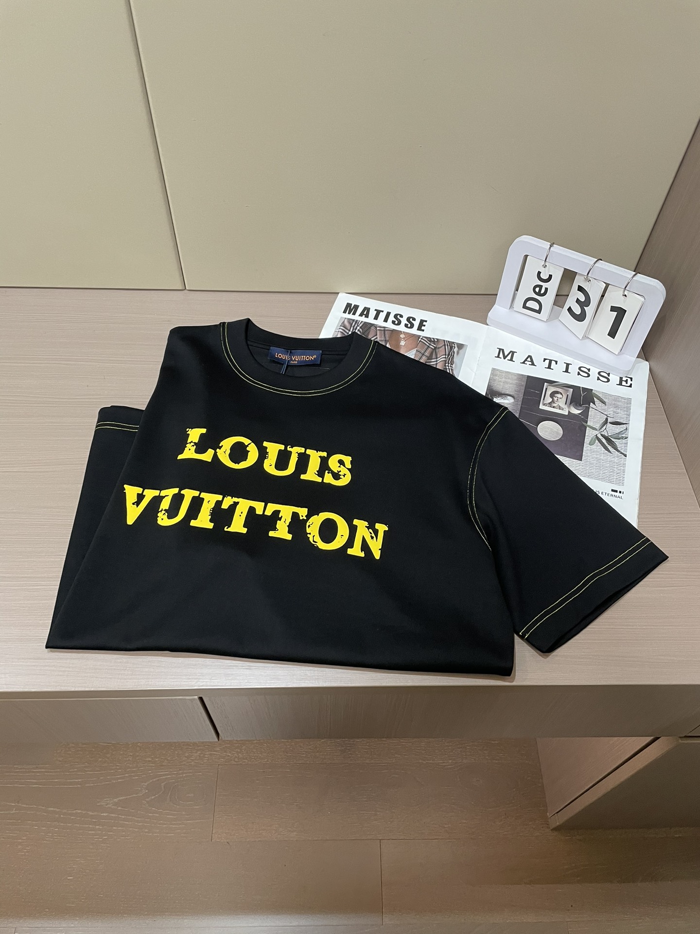 Lv 2026春夏新款首发专柜最新款短袖圆领T恤 高端订制 设计前卫时尚！品牌logo重工艺设计 高端定