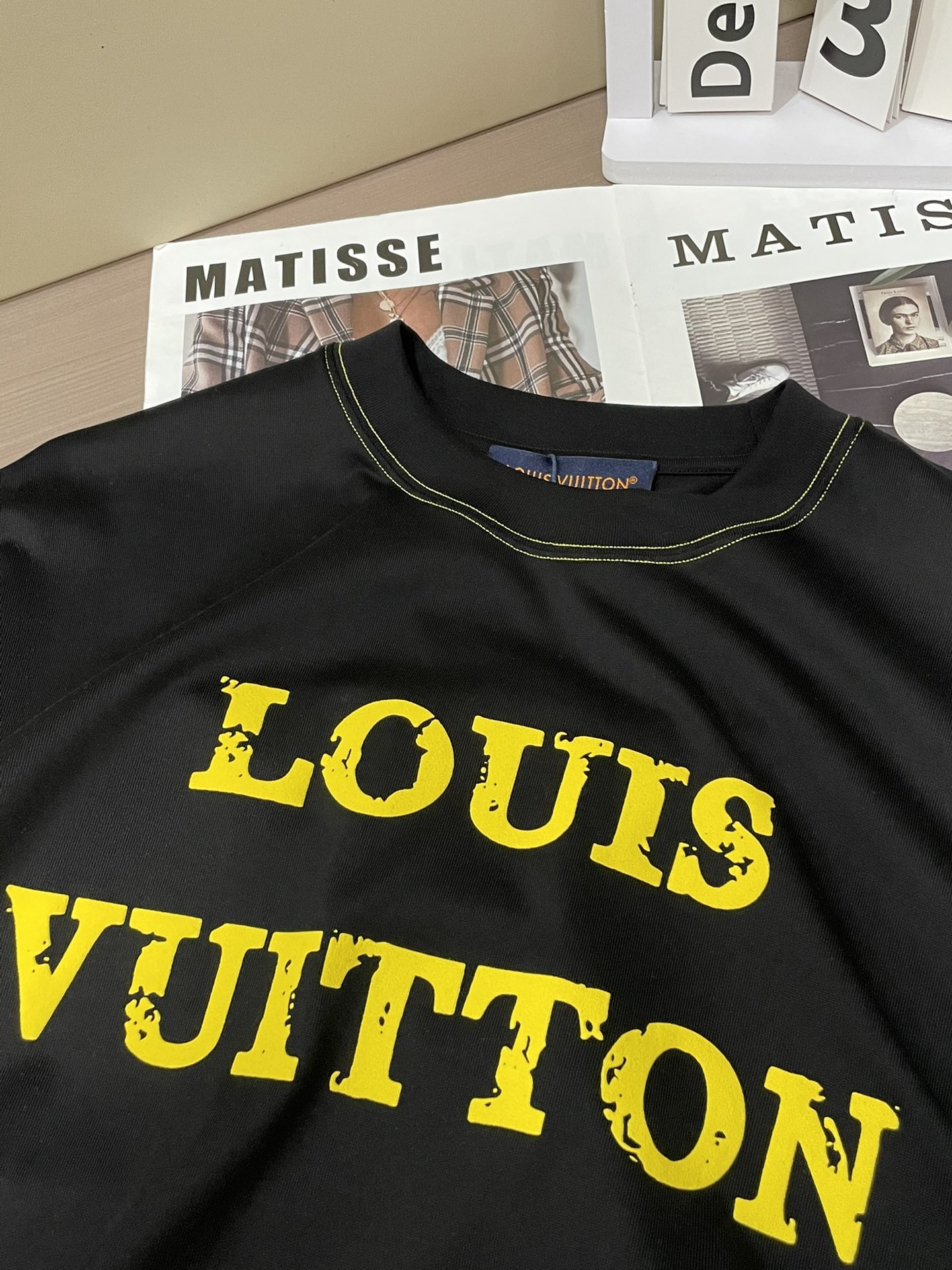 Lv 2026春夏新款首发专柜最新款短袖圆领T恤 高端订制 设计前卫时尚！品牌logo重工艺设计 高端定