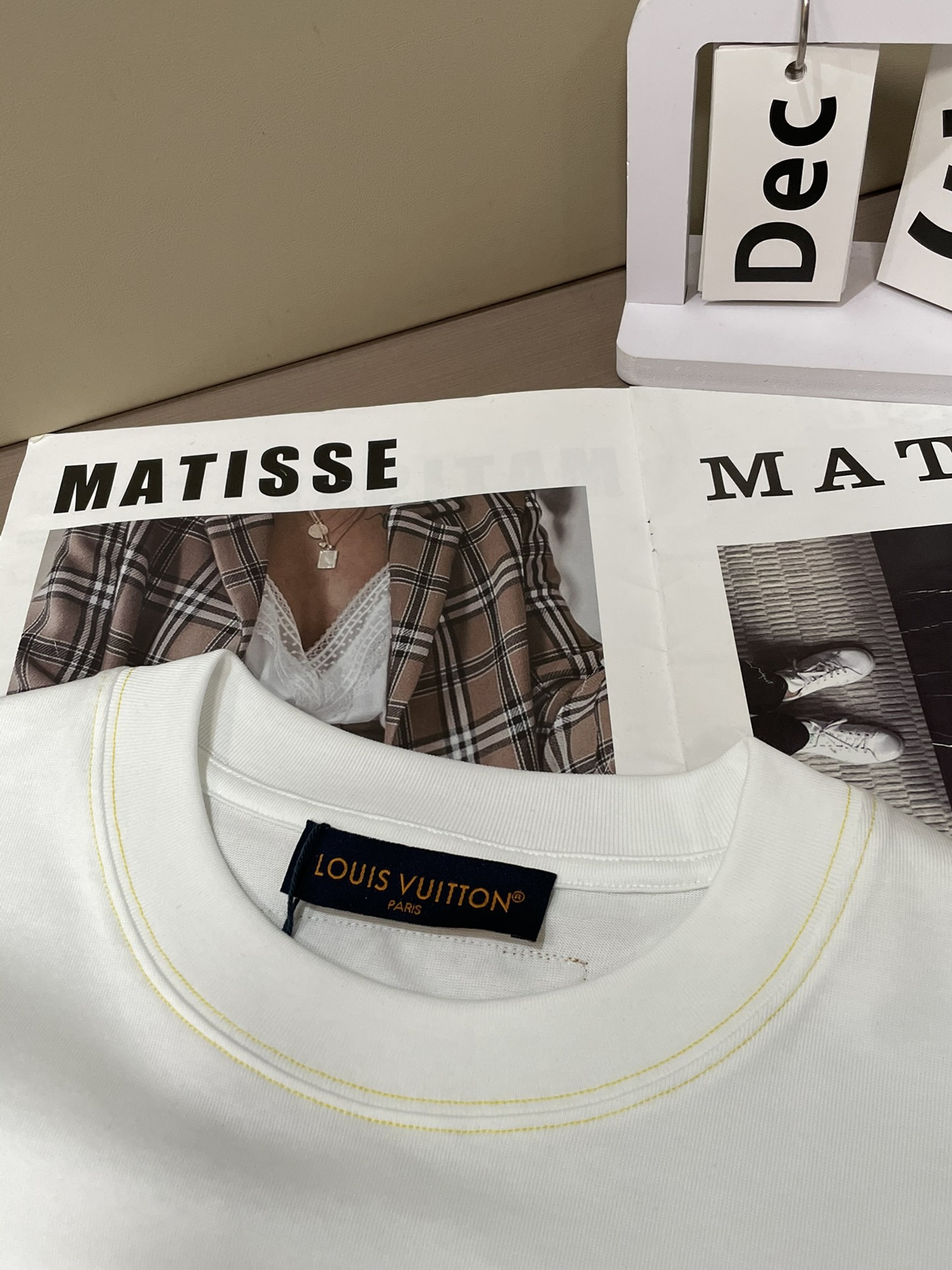 Lv 2026春夏新款首发专柜最新款短袖圆领T恤 高端订制 设计前卫时尚！品牌logo重工艺设计 高端定