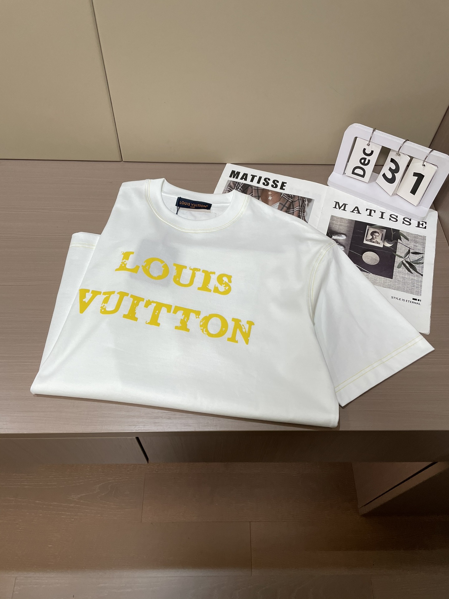 Lv 2026春夏新款首发专柜最新款短袖圆领T恤 高端订制 设计前卫时尚！品牌logo重工艺设计 高端定