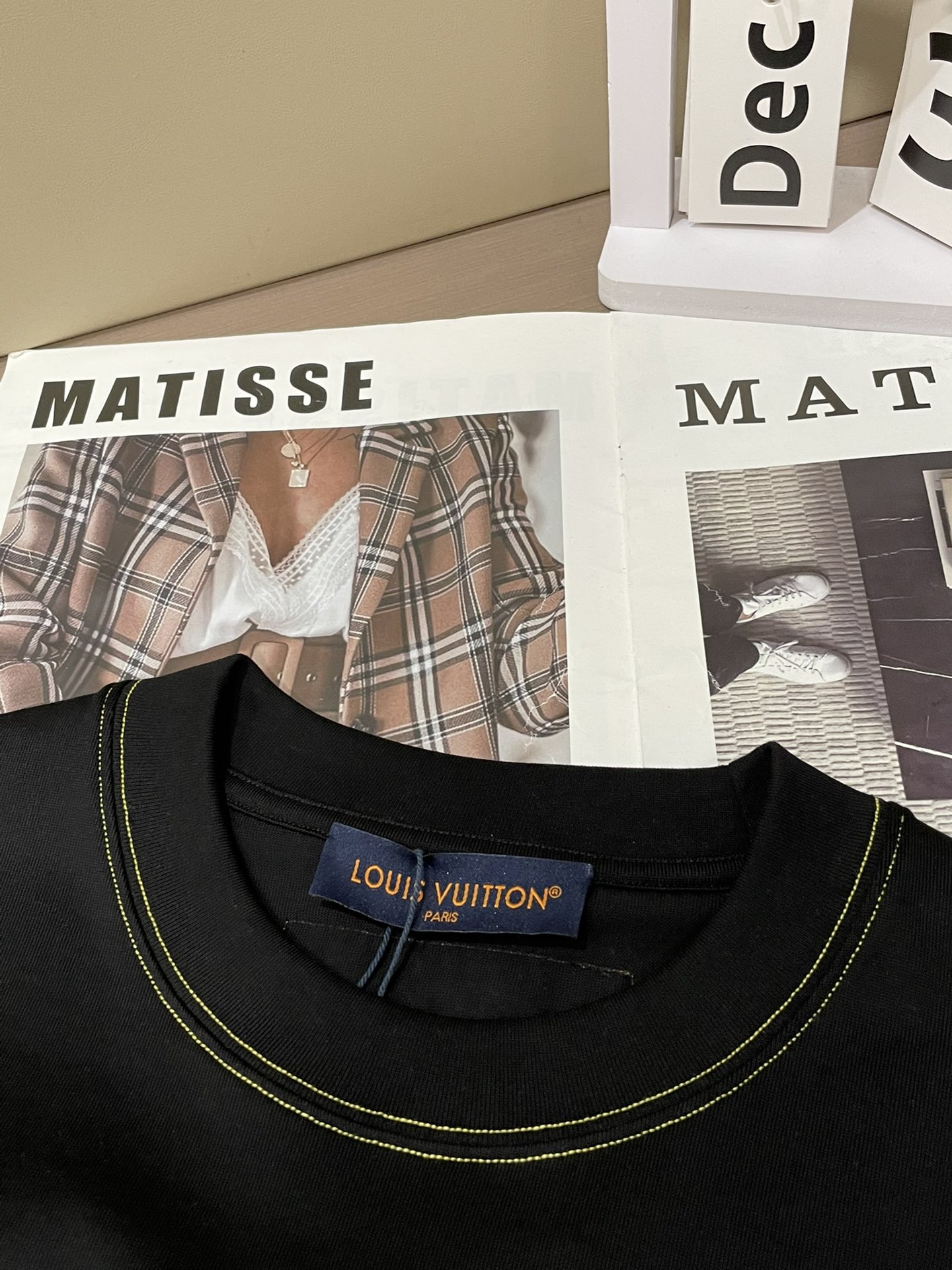 Lv 2026春夏新款首发专柜最新款短袖圆领T恤 高端订制 设计前卫时尚！品牌logo重工艺设计 高端定