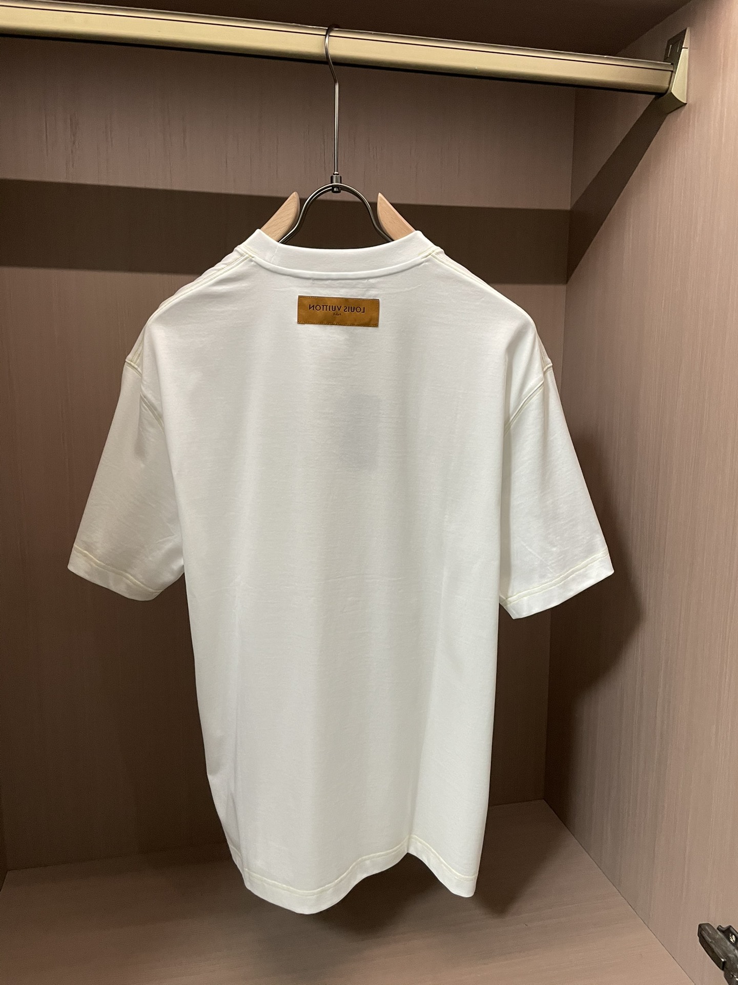 Lv 2026春夏新款首发专柜最新款短袖圆领T恤 高端订制 设计前卫时尚！品牌logo重工艺设计 高端定