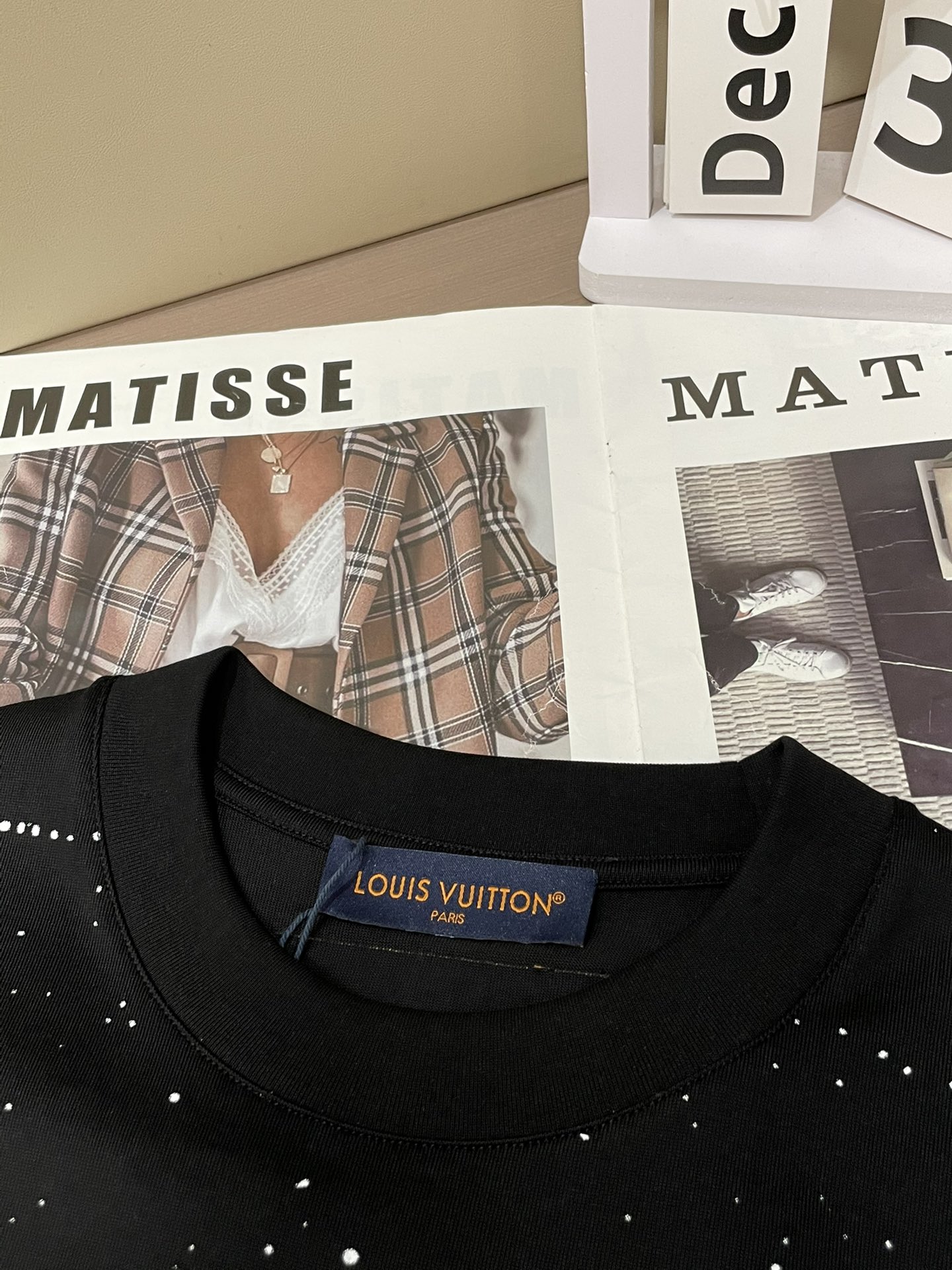 Lv 2026春夏新款首发专柜最新款短袖圆领T恤 高端订制 设计前卫时尚！品牌logo重工艺设计 高端定