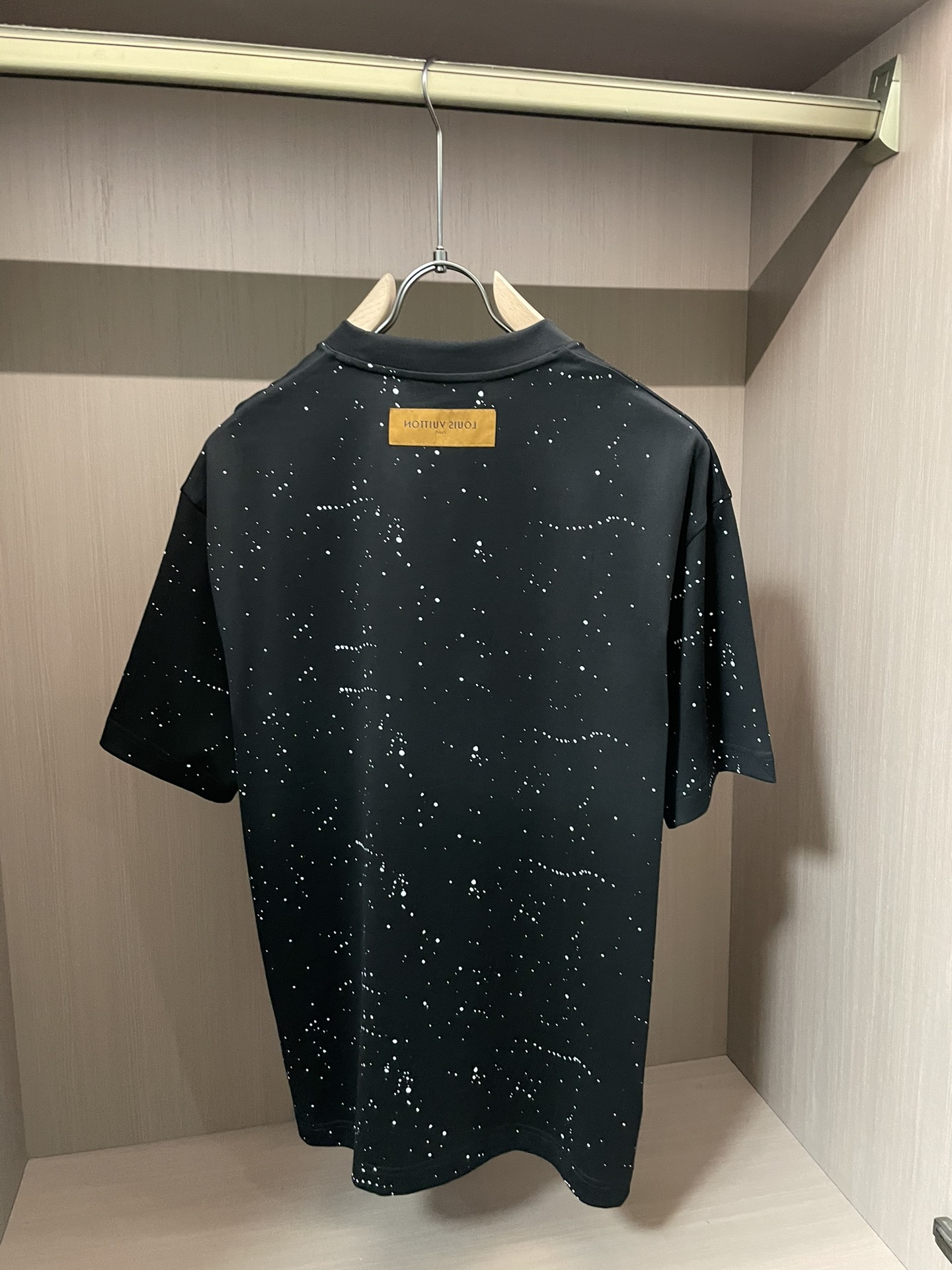 Lv 2026春夏新款首发专柜最新款短袖圆领T恤 高端订制 设计前卫时尚！品牌logo重工艺设计 高端定