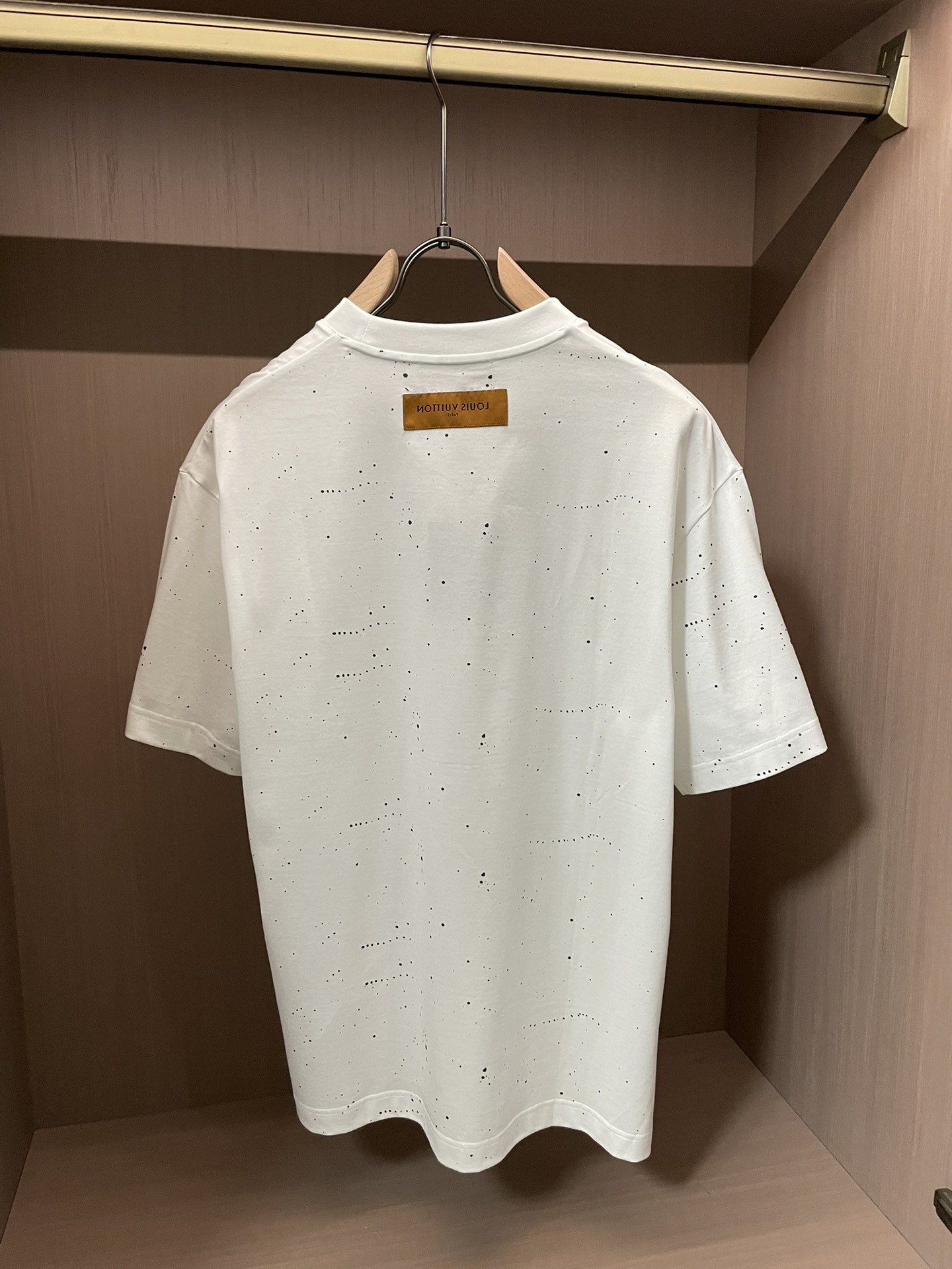 Lv 2026春夏新款首发专柜最新款短袖圆领T恤 高端订制 设计前卫时尚！品牌logo重工艺设计 高端定