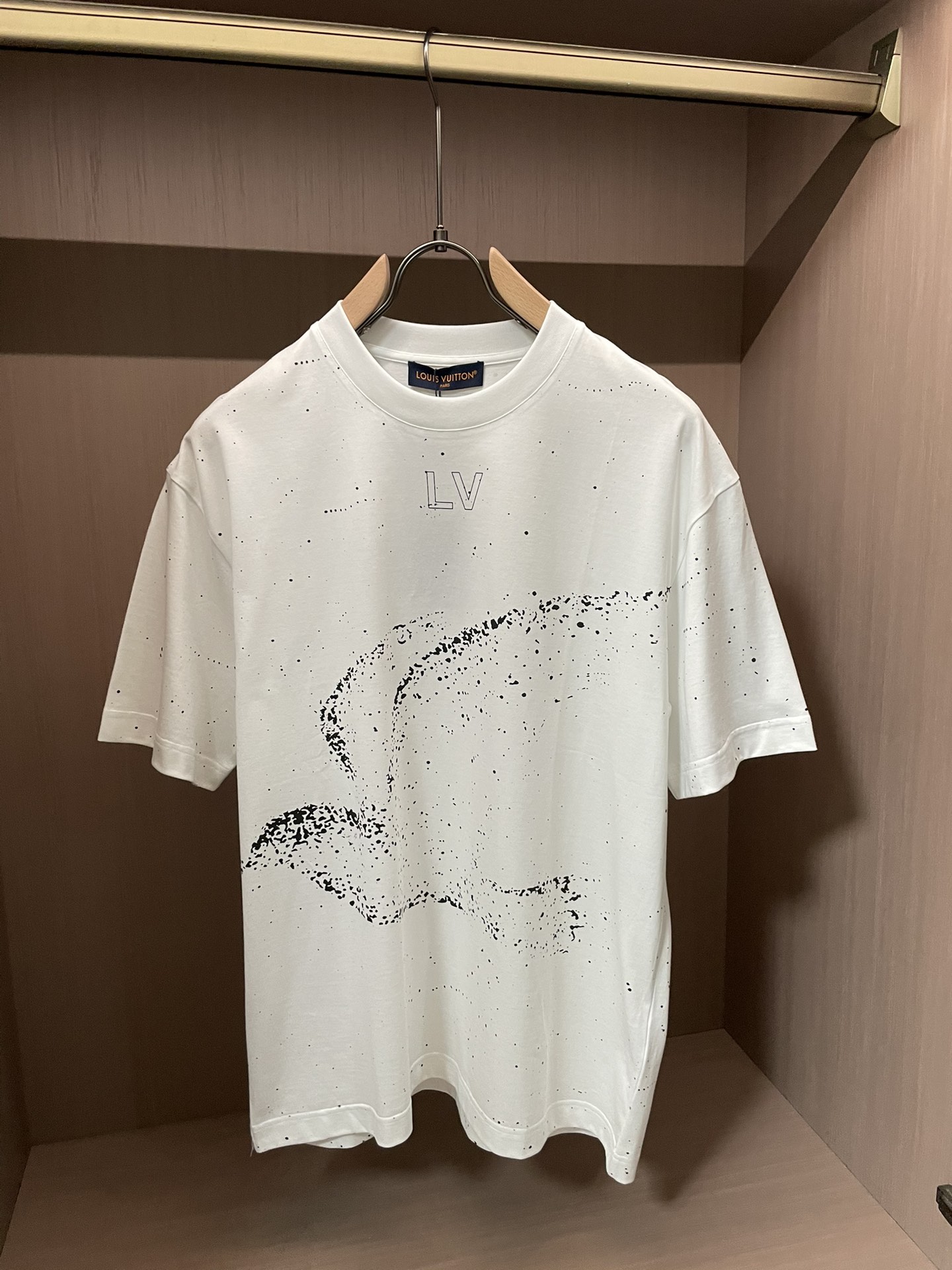 Lv 2026春夏新款首发专柜最新款短袖圆领T恤 高端订制 设计前卫时尚！品牌logo重工艺设计 高端定