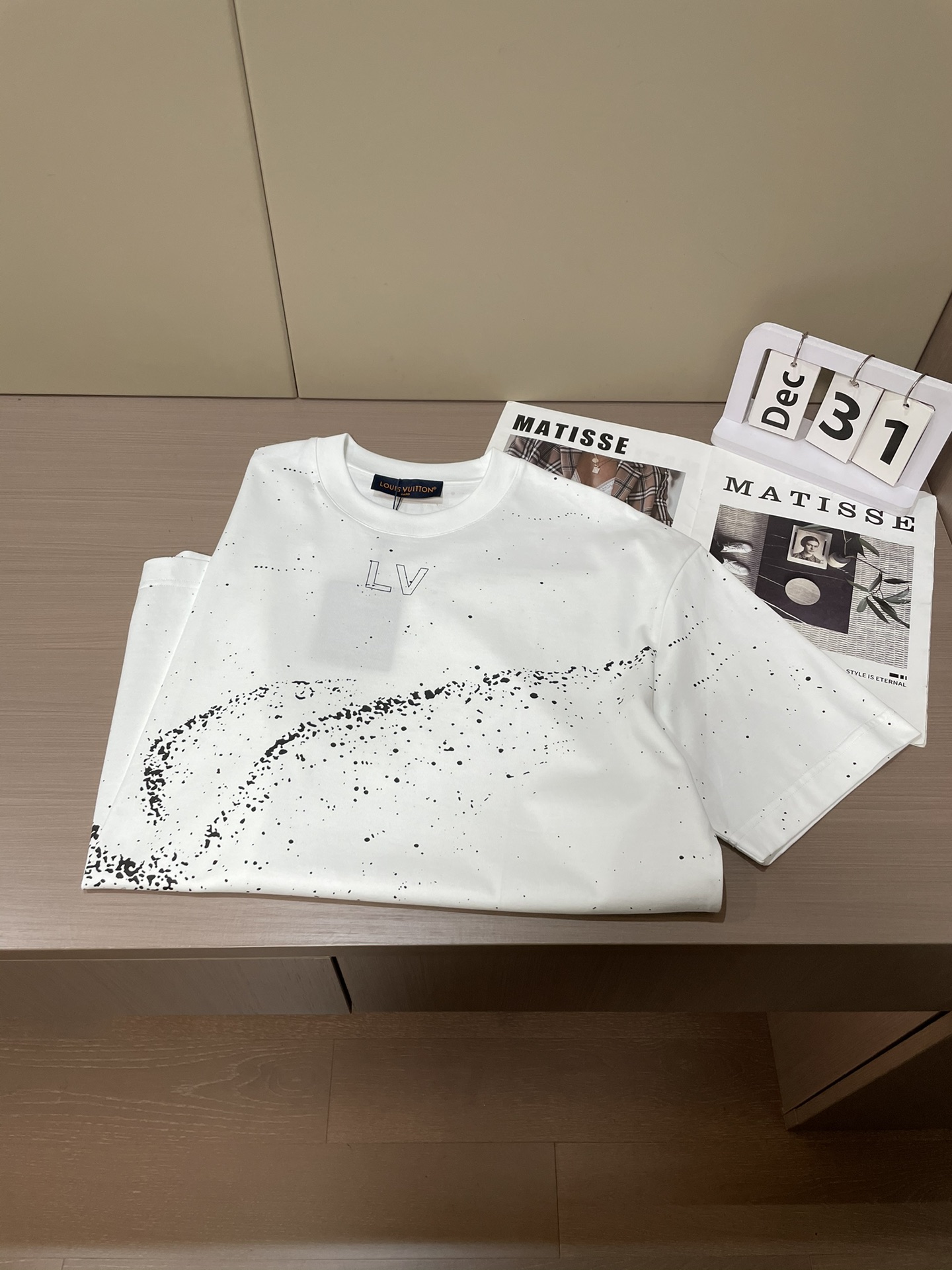 Lv 2026春夏新款首发专柜最新款短袖圆领T恤 高端订制 设计前卫时尚！品牌logo重工艺设计 高端定