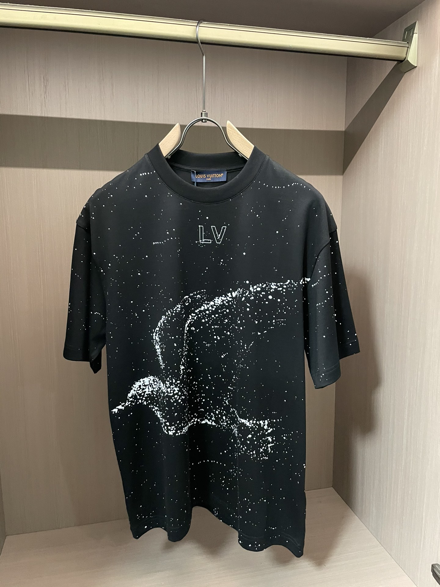 Lv 2026春夏新款首发专柜最新款短袖圆领T恤 高端订制 设计前卫时尚！品牌logo重工艺设计 高端定