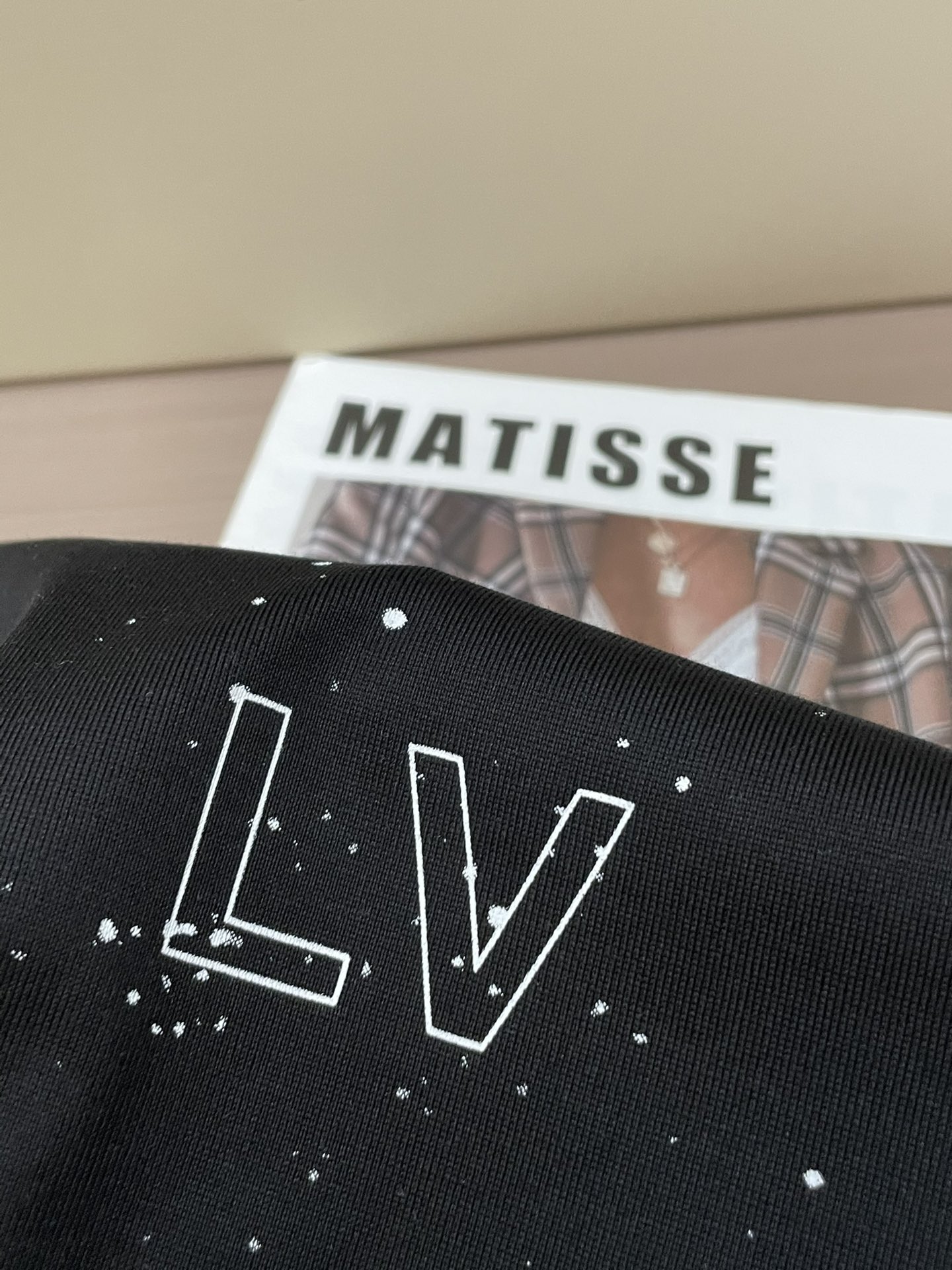 Lv 2026春夏新款首发专柜最新款短袖圆领T恤 高端订制 设计前卫时尚！品牌logo重工艺设计 高端定