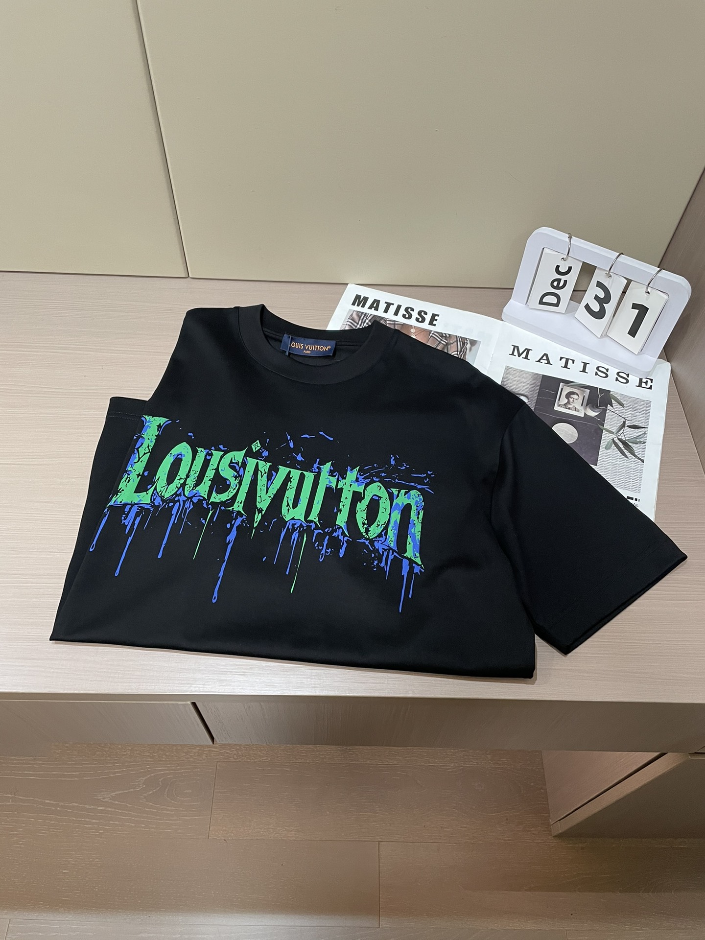 Lv 2026春夏新款首发专柜最新款短袖圆领T恤 高端订制 设计前卫时尚！品牌logo重工艺设计 高端定