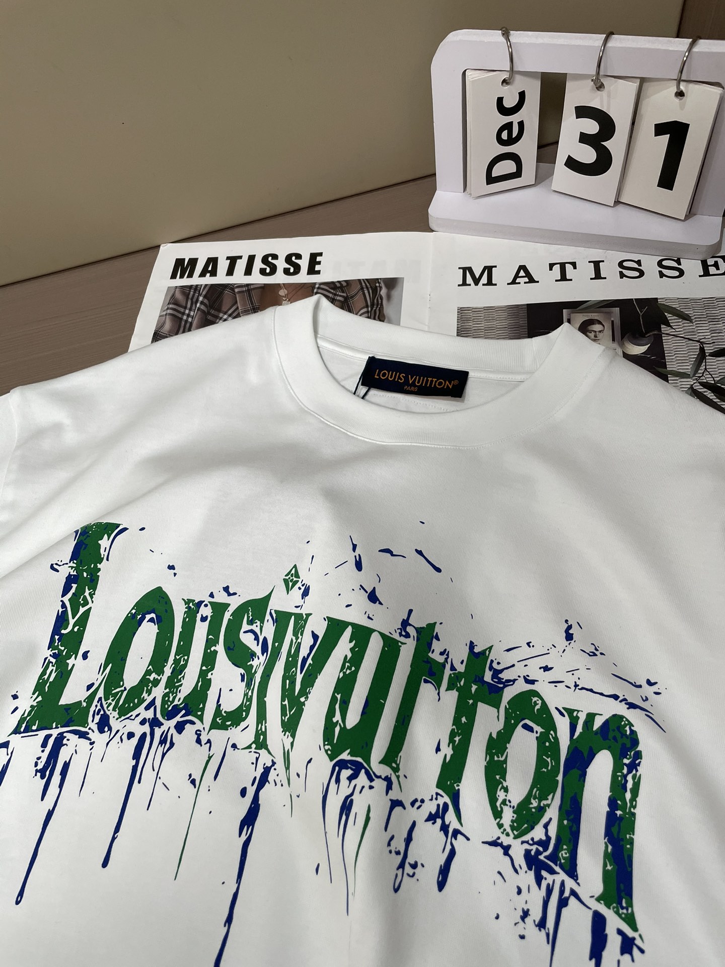 Lv 2026春夏新款首发专柜最新款短袖圆领T恤 高端订制 设计前卫时尚！品牌logo重工艺设计 高端定