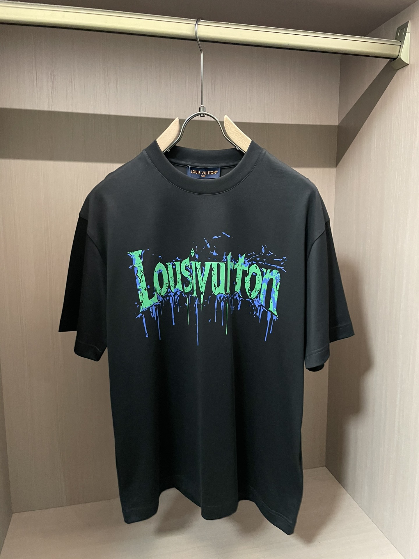 Lv 2026春夏新款首发专柜最新款短袖圆领T恤 高端订制 设计前卫时尚！品牌logo重工艺设计 高端定