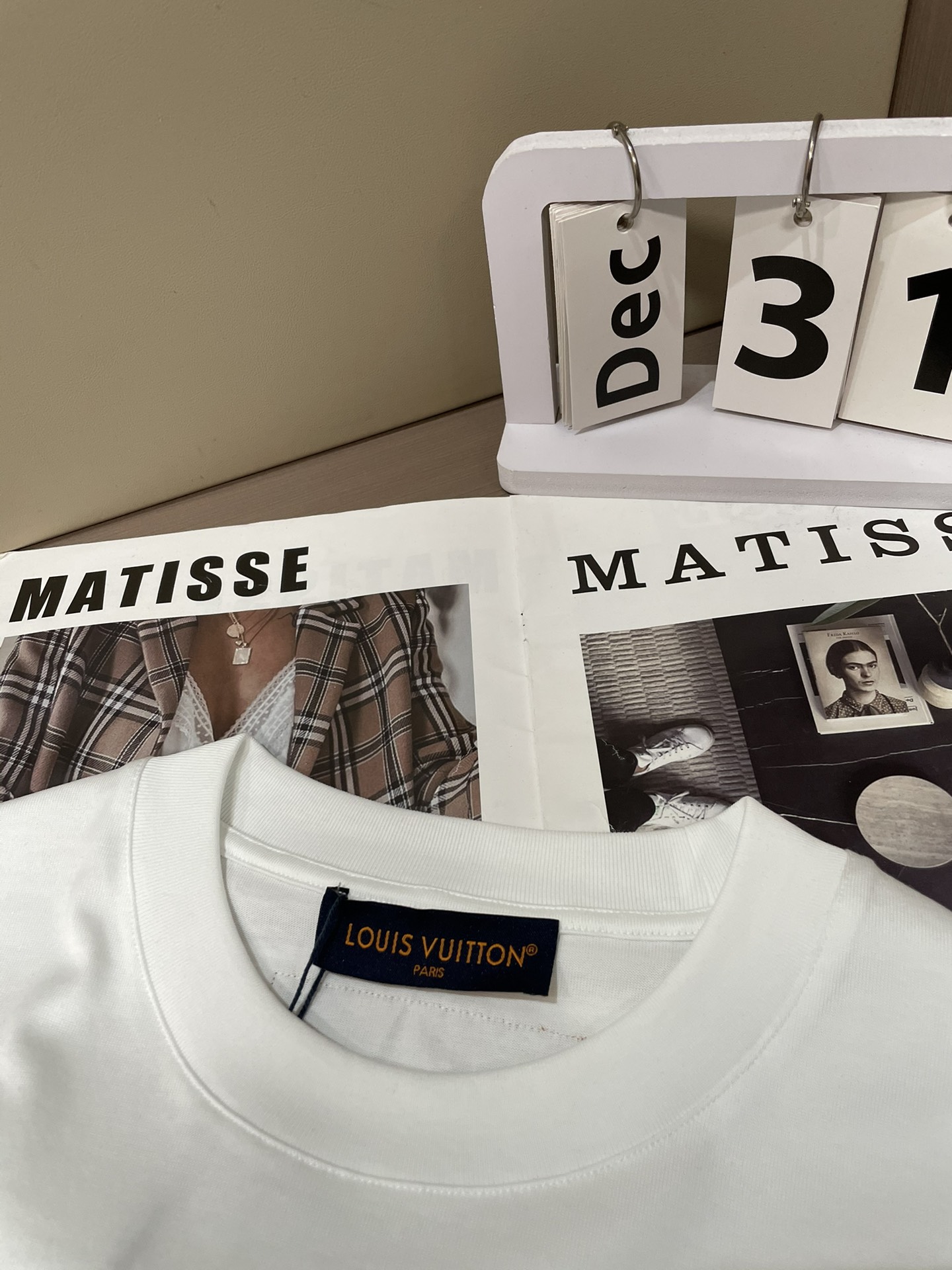 Lv 2026春夏新款首发专柜最新款短袖圆领T恤 高端订制 设计前卫时尚！品牌logo重工艺设计 高端定