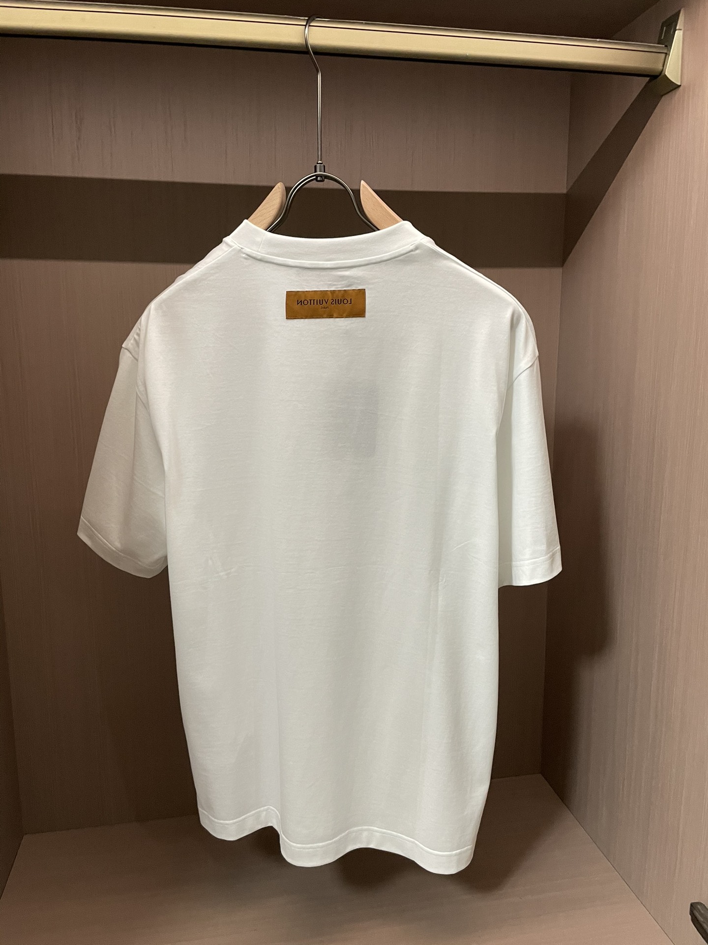 Lv 2026春夏新款首发专柜最新款短袖圆领T恤 高端订制 设计前卫时尚！品牌logo重工艺设计 高端定