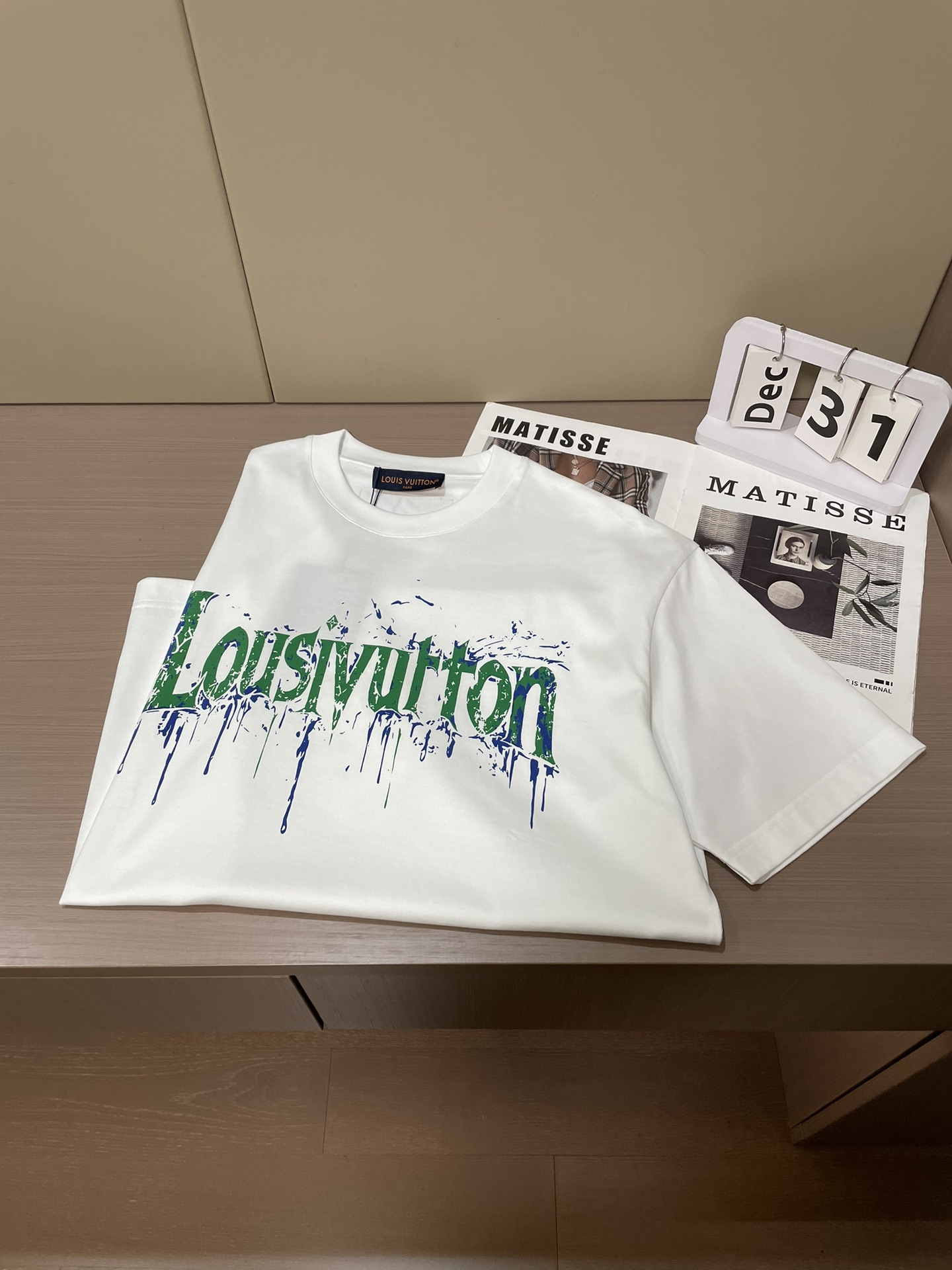 Lv 2026春夏新款首发专柜最新款短袖圆领T恤 高端订制 设计前卫时尚！品牌logo重工艺设计 高端定