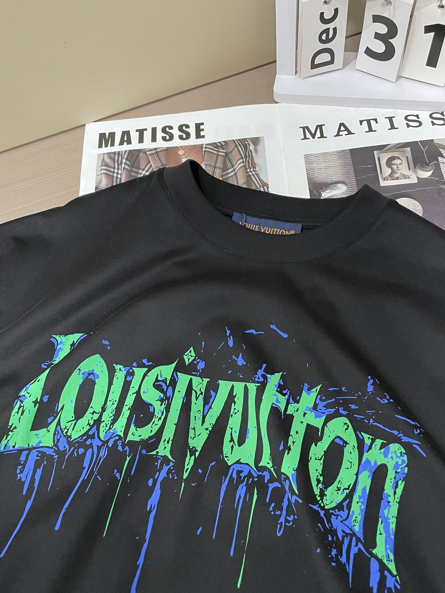 Lv 2026春夏新款首发专柜最新款短袖圆领T恤 高端订制 设计前卫时尚！品牌logo重工艺设计 高端定