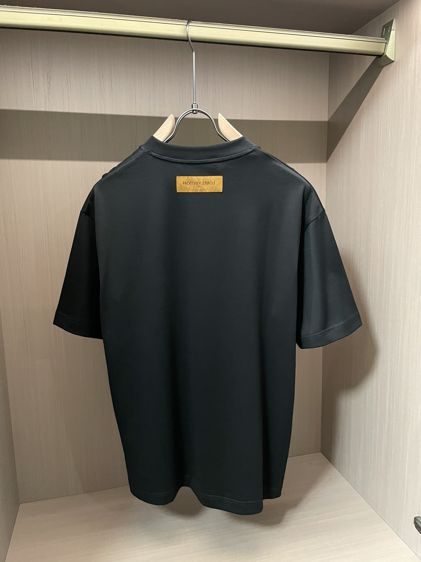 Lv 2026春夏新款首发专柜最新款短袖圆领T恤 高端订制 设计前卫时尚！品牌logo重工艺设计 高端定