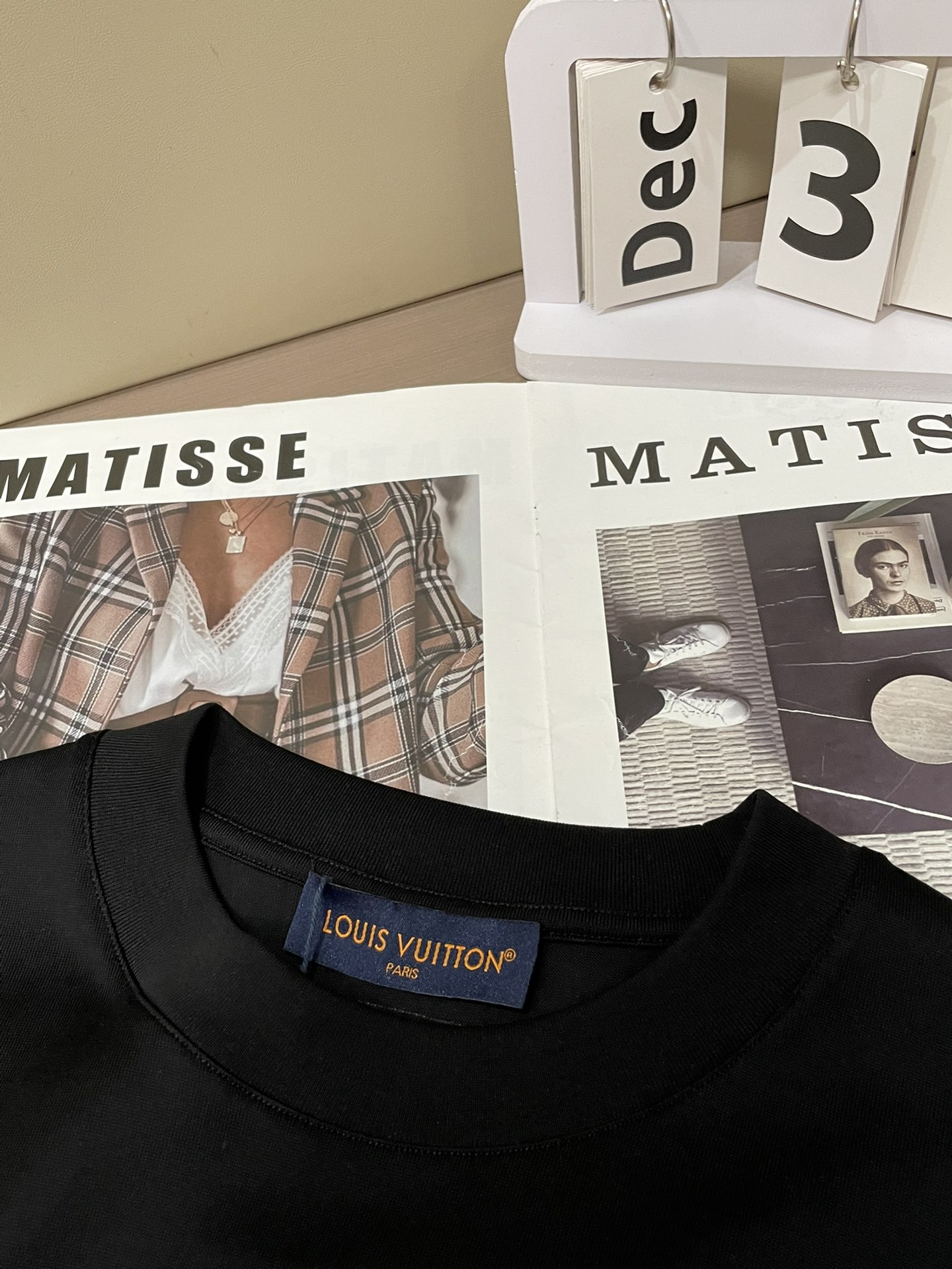 Lv 2026春夏新款首发专柜最新款短袖圆领T恤 高端订制 设计前卫时尚！品牌logo重工艺设计 高端定