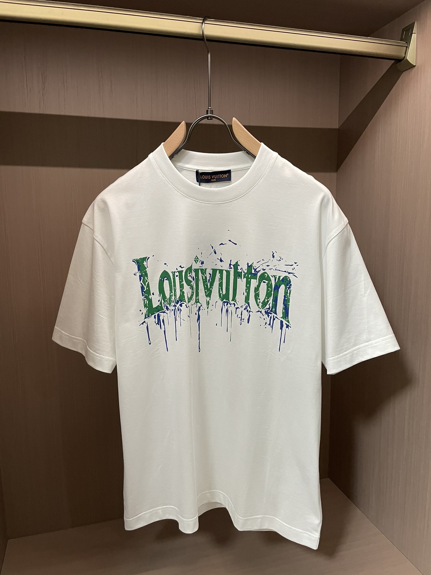 Lv 2026春夏新款首发专柜最新款短袖圆领T恤 高端订制 设计前卫时尚！品牌logo重工艺设计 高端定