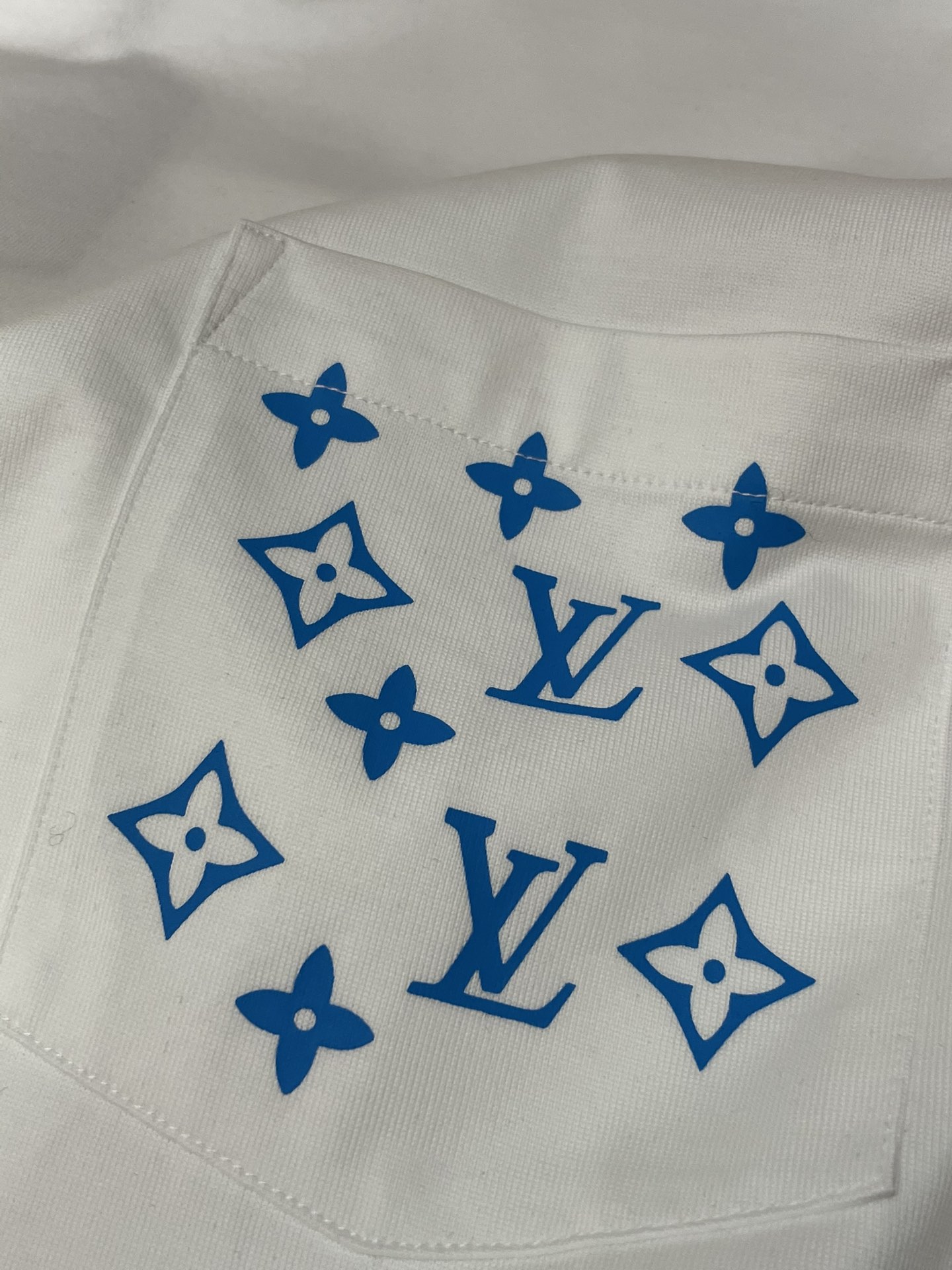 Lv 2026春夏新款首发专柜最新款短袖圆领T恤 高端订制 设计前卫时尚！品牌logo重工艺设计 高端定