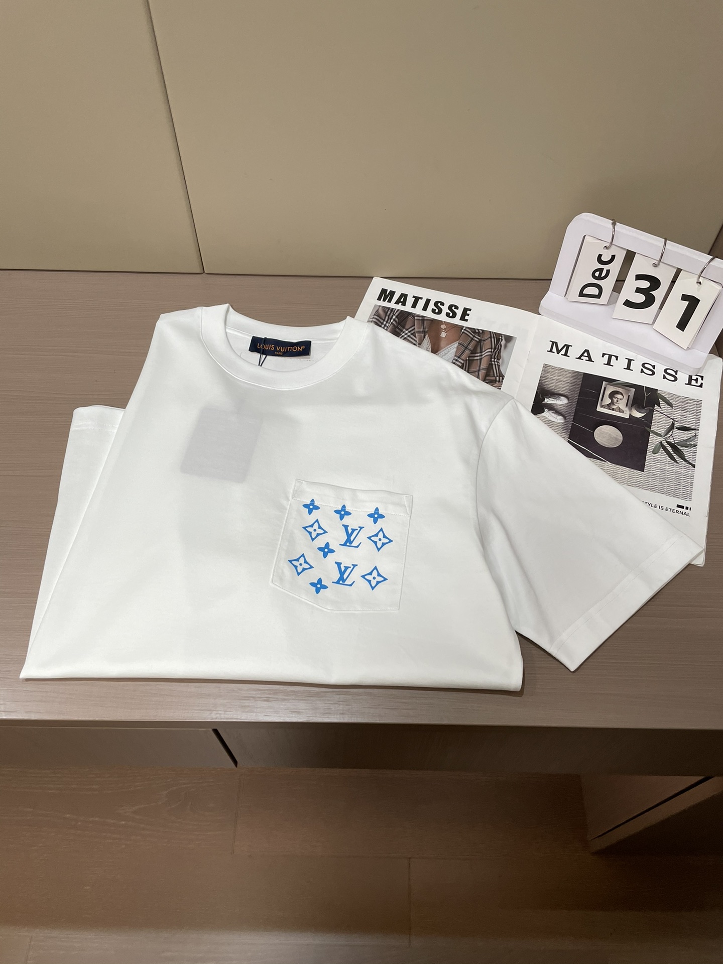 Lv 2026春夏新款首发专柜最新款短袖圆领T恤 高端订制 设计前卫时尚！品牌logo重工艺设计 高端定