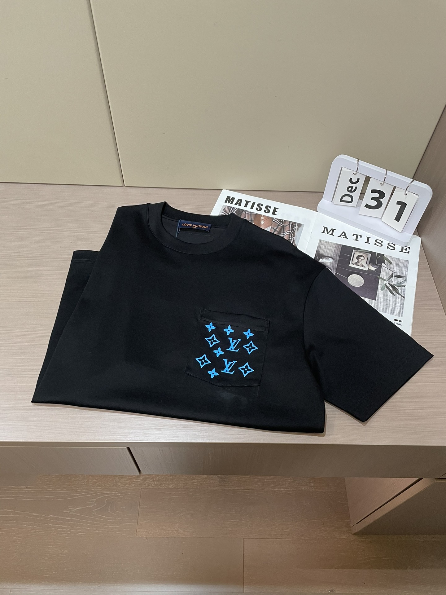 Lv 2026春夏新款首发专柜最新款短袖圆领T恤 高端订制 设计前卫时尚！品牌logo重工艺设计 高端定