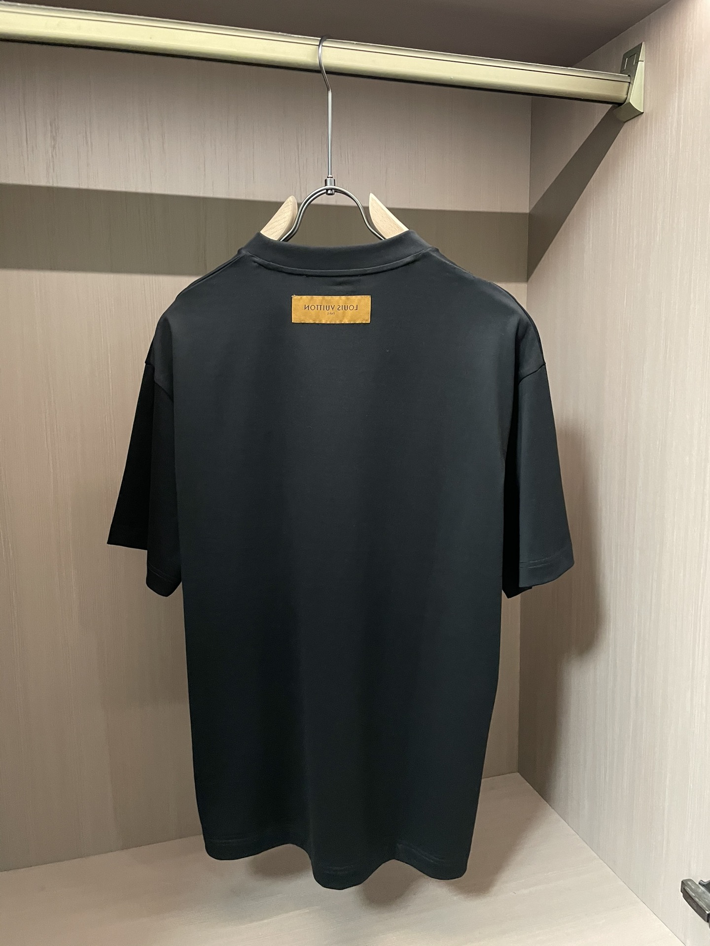 Lv 2026春夏新款首发专柜最新款短袖圆领T恤 高端订制 设计前卫时尚！品牌logo重工艺设计 高端定