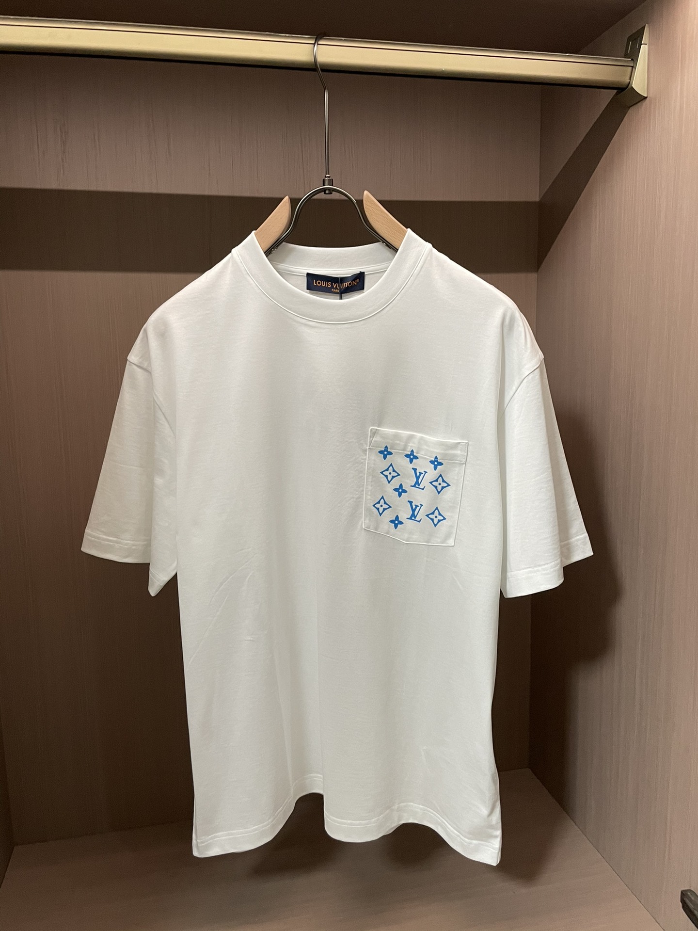 Lv 2026春夏新款首发专柜最新款短袖圆领T恤 高端订制 设计前卫时尚！品牌logo重工艺设计 高端定