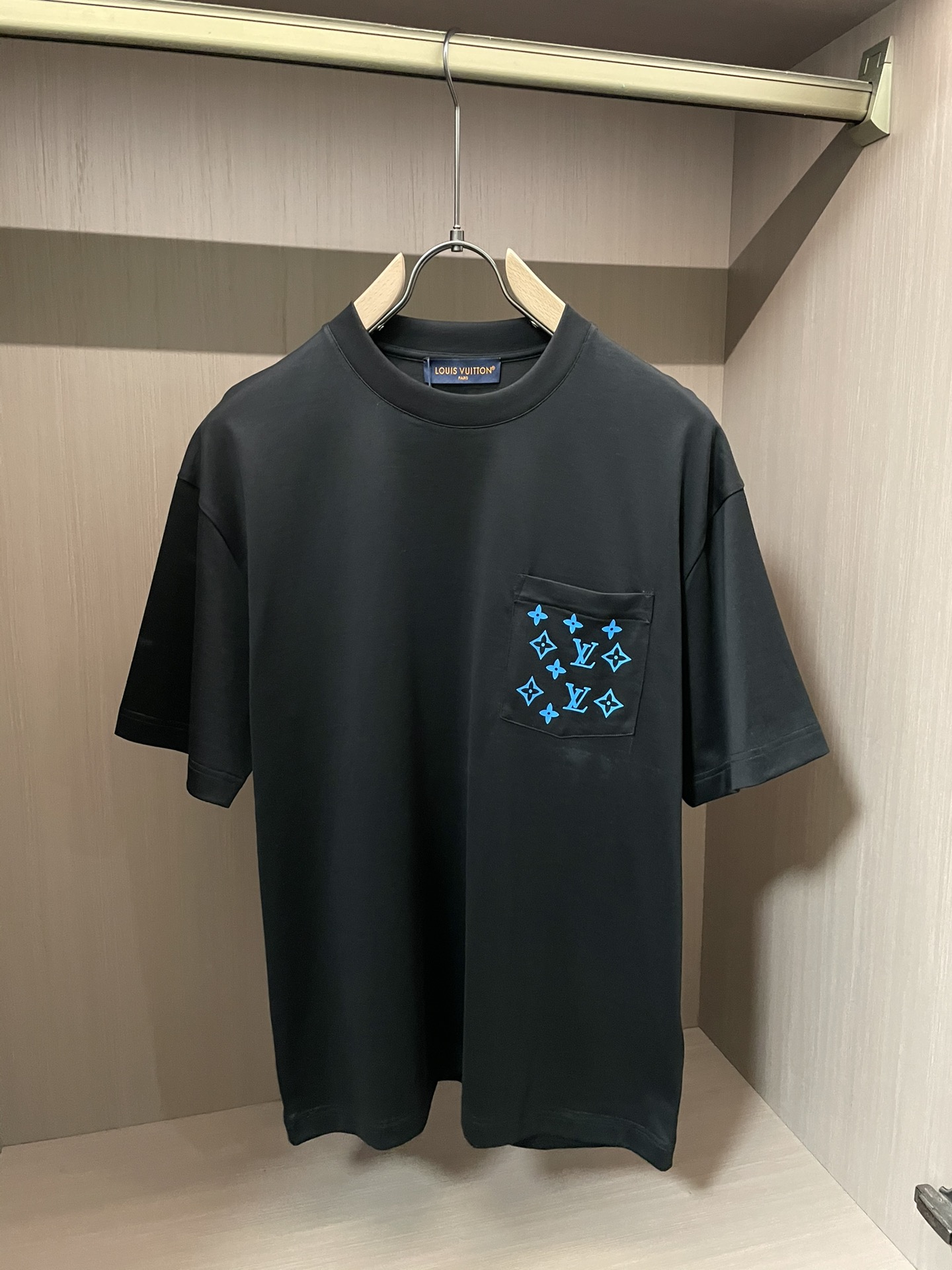 Lv 2026春夏新款首发专柜最新款短袖圆领T恤 高端订制 设计前卫时尚！品牌logo重工艺设计 高端定