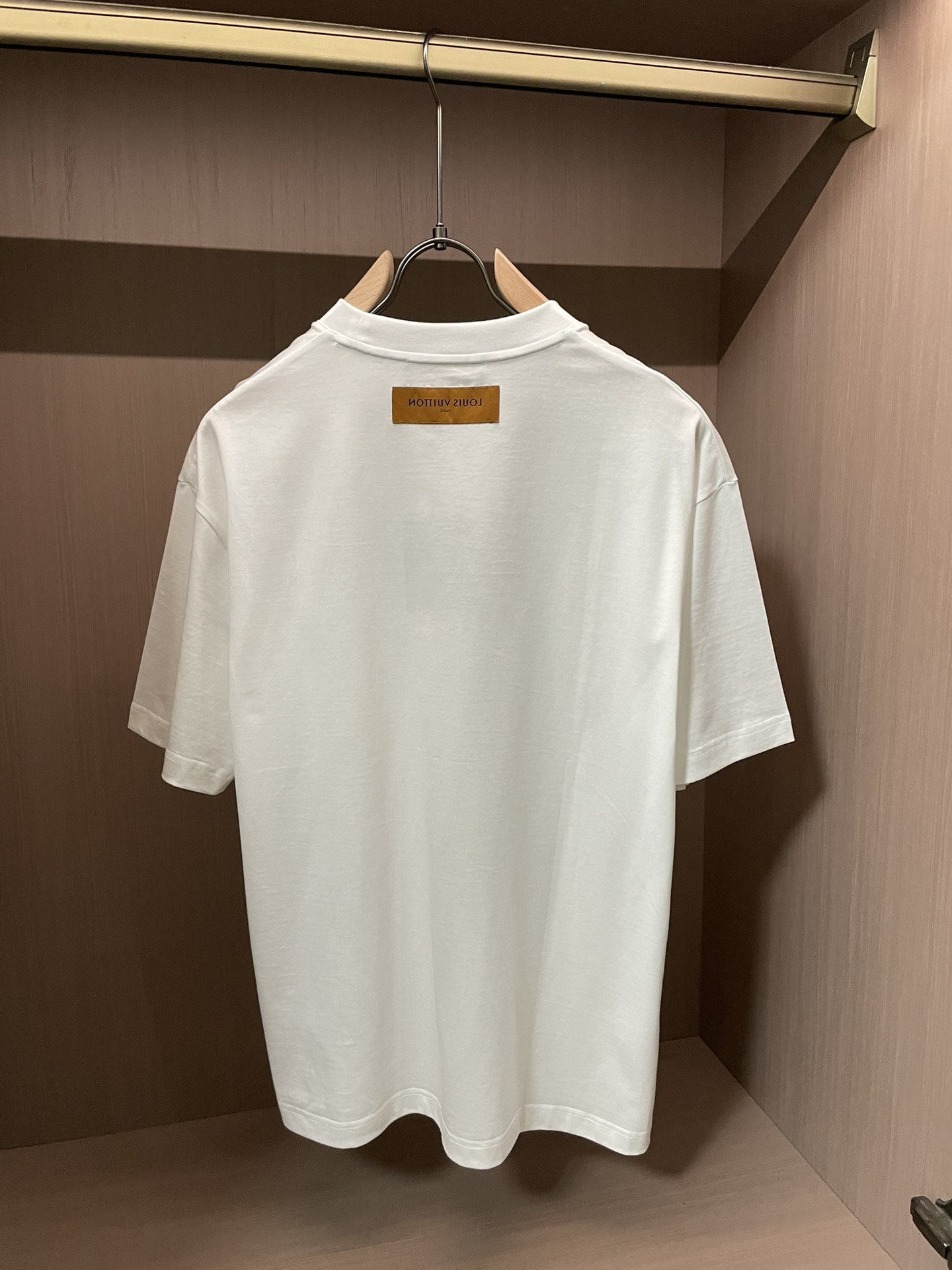 Lv 2026春夏新款首发专柜最新款短袖圆领T恤 高端订制 设计前卫时尚！品牌logo重工艺设计 高端定