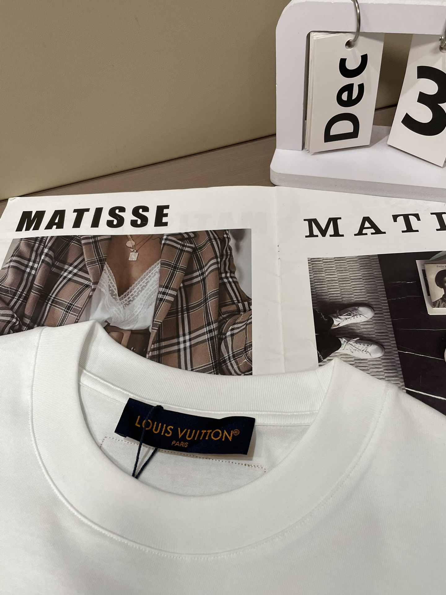 Lv 2026春夏新款首发专柜最新款短袖圆领T恤 高端订制 设计前卫时尚！品牌logo重工艺设计 高端定